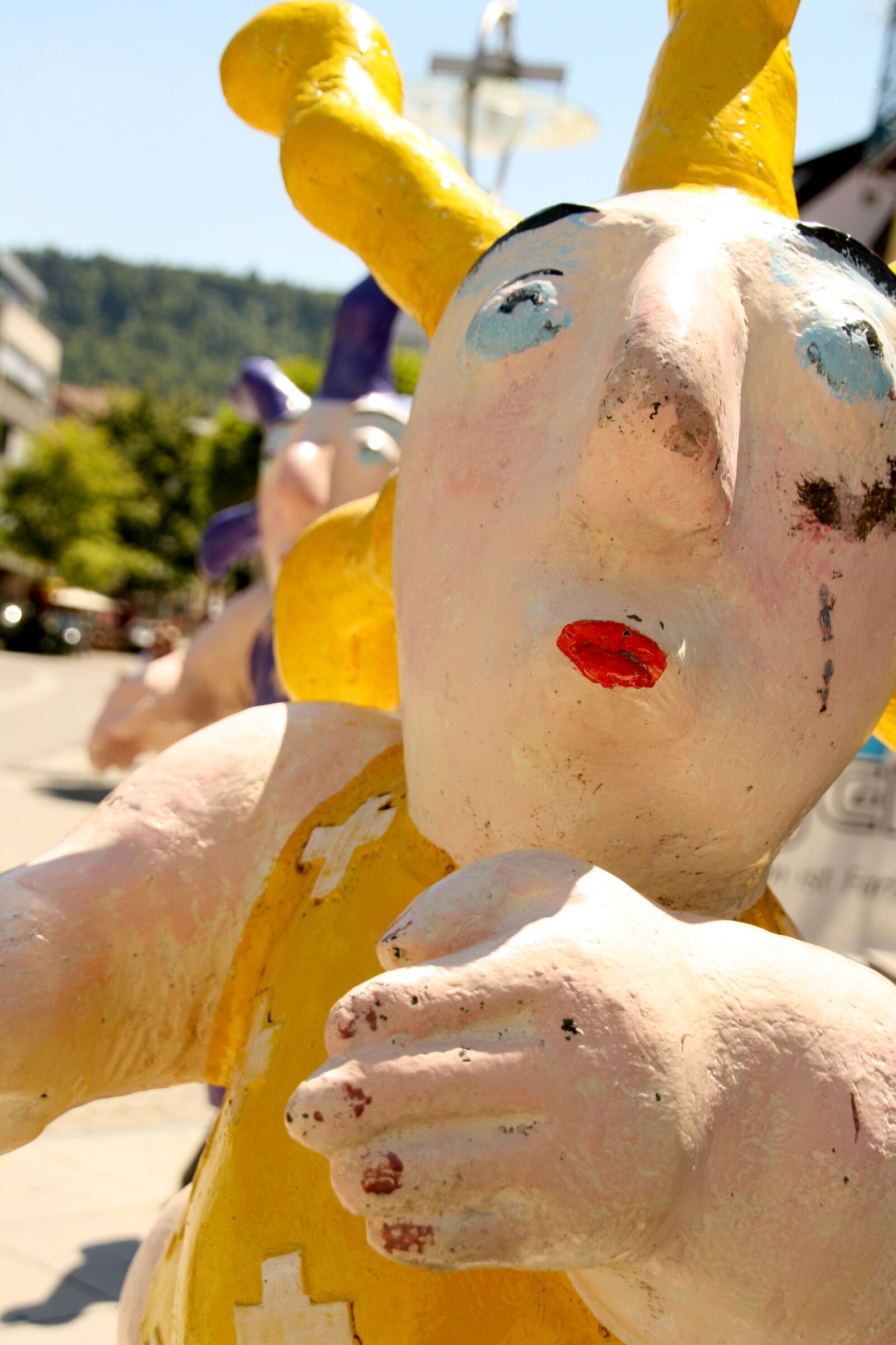 Canon EOS 1000D (EOS Digital Rebel XS / EOS Kiss F) sample photo. Sculpture, yellow, art photography