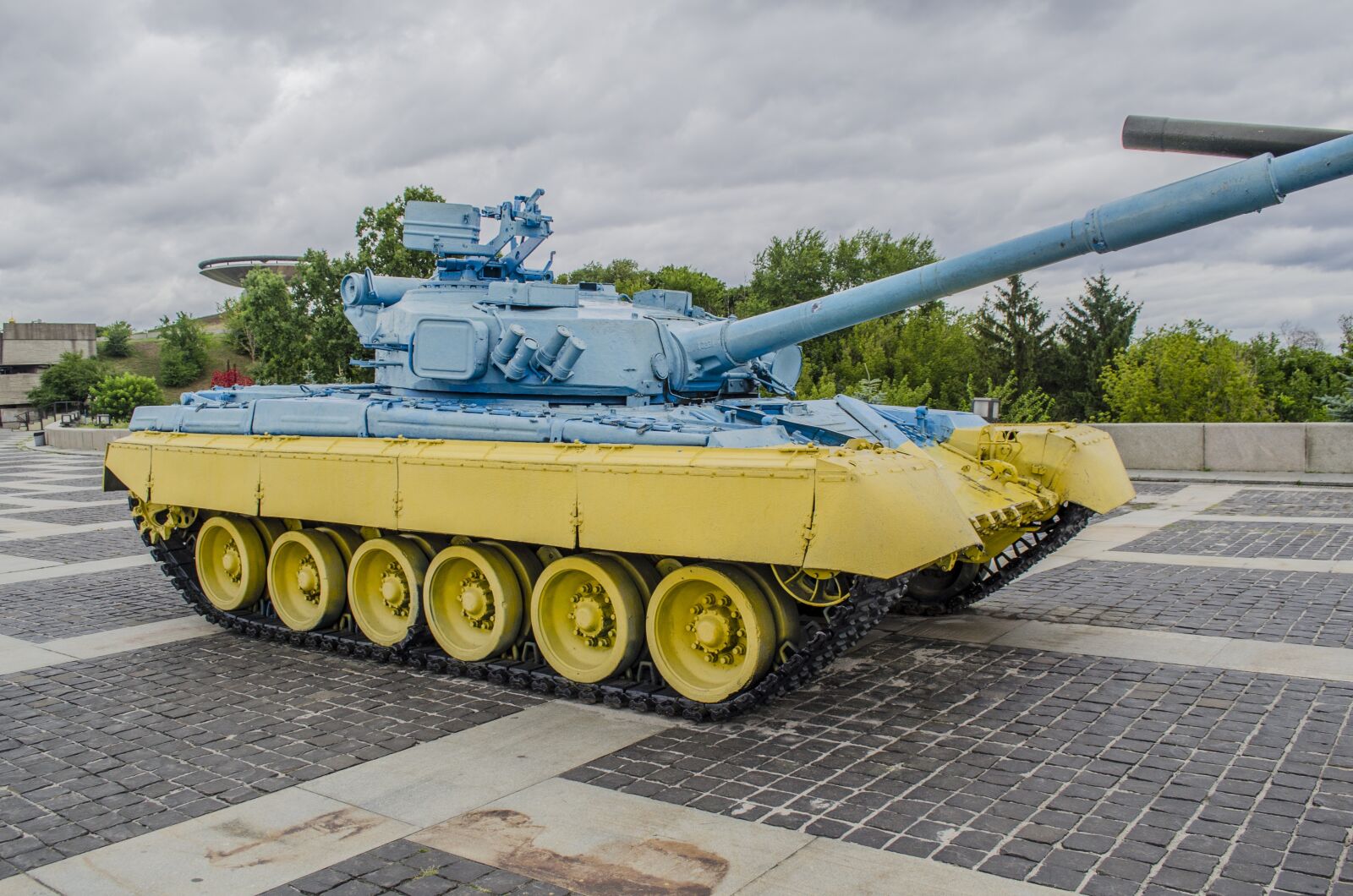 Nikon D5100 sample photo. Tank, t-80, yellow photography
