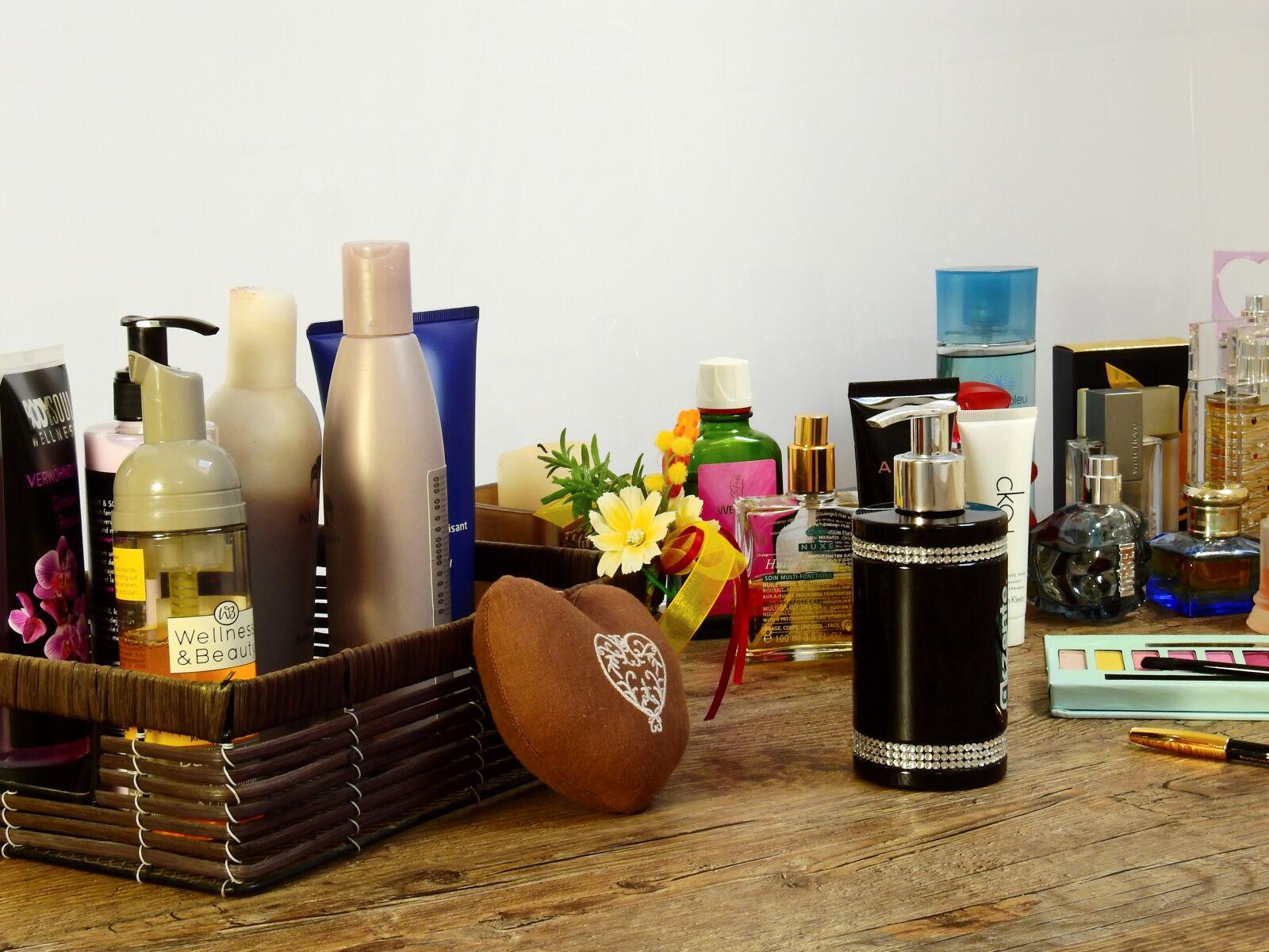 Nikon Coolpix P900 sample photo. Cosmetics, make up, eye photography