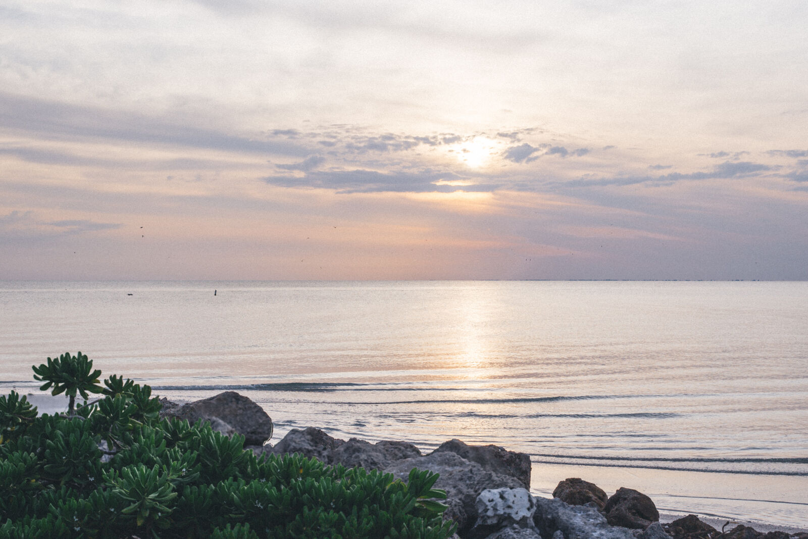 Canon EOS 6D + Canon EF 50mm F1.8 STM sample photo. Beach, clouds, horizon, island photography