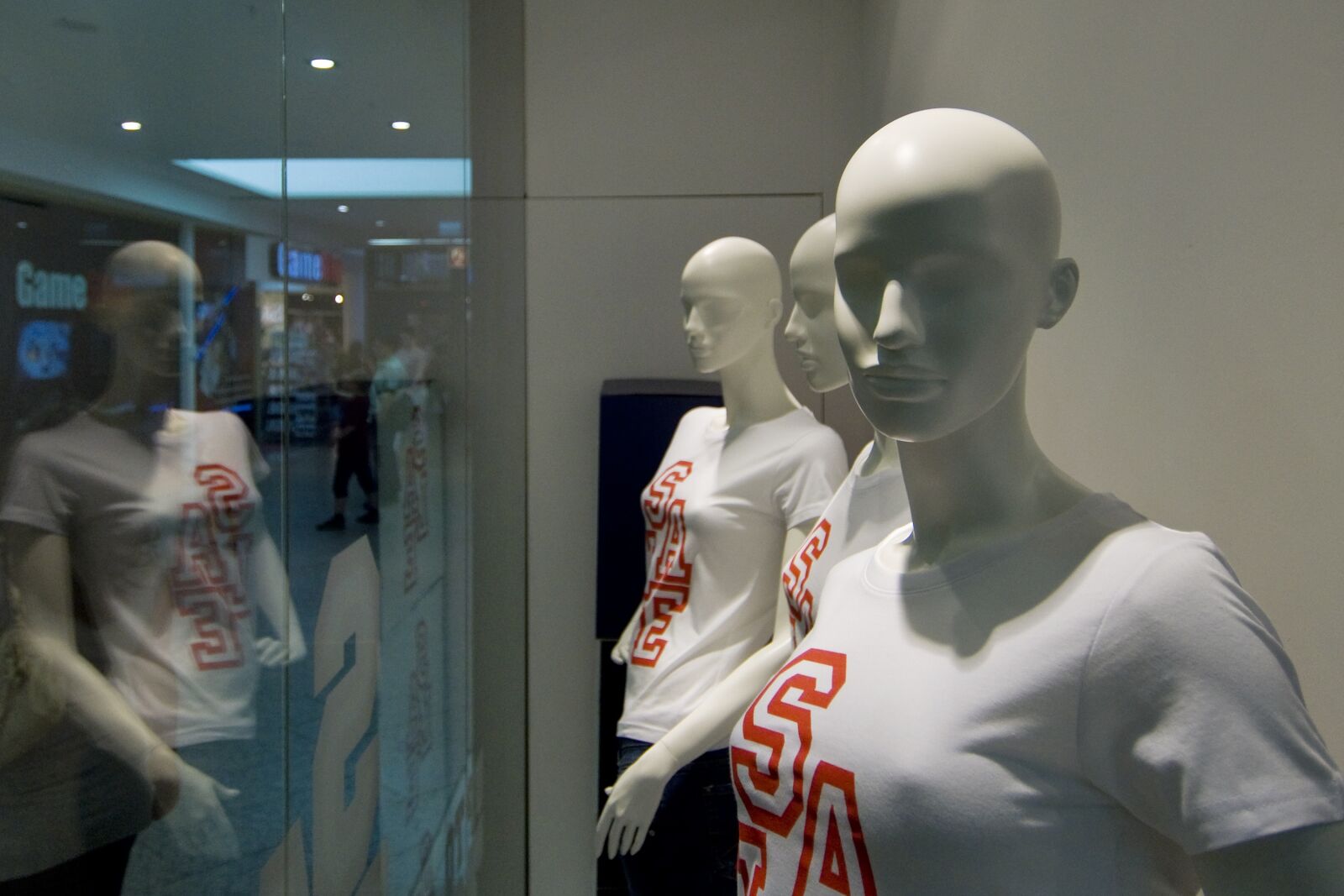 Nikon D90 sample photo. Mannequins, window, doll photography