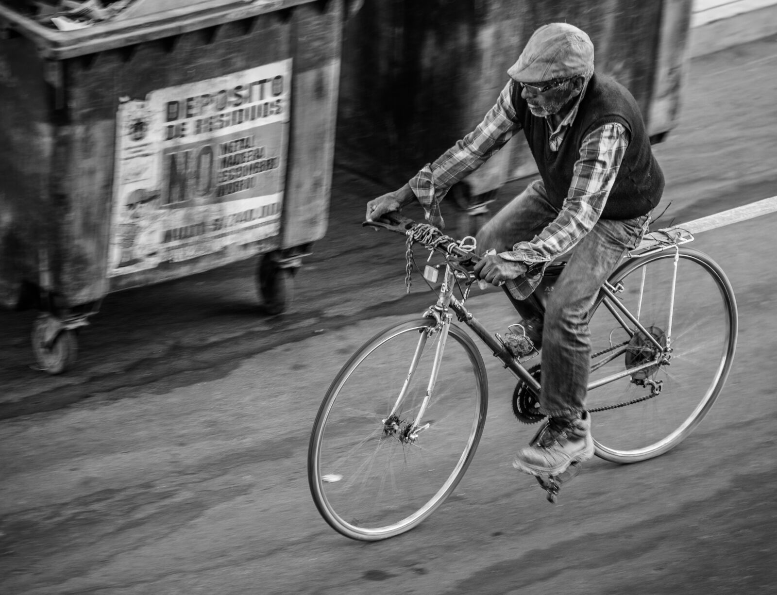 Nikon D610 sample photo. Bicycle, man, old photography