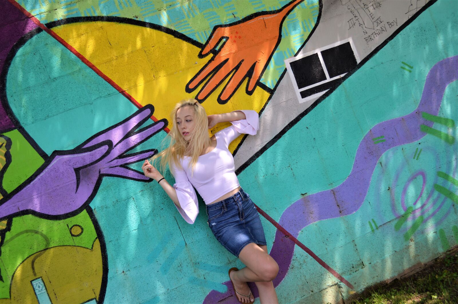 Nikon D3200 sample photo. Blonde, graffiti, posing, standing photography