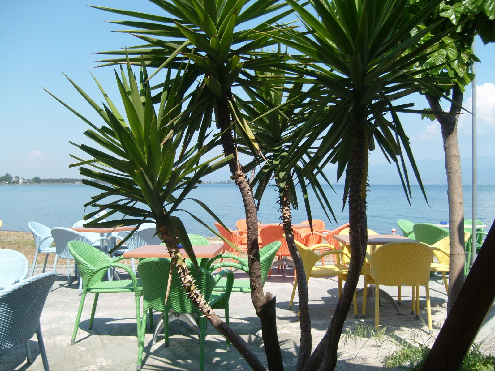 Samsung KENOX S730  / Samsung S730 sample photo. Beach, blue, chairs, green photography