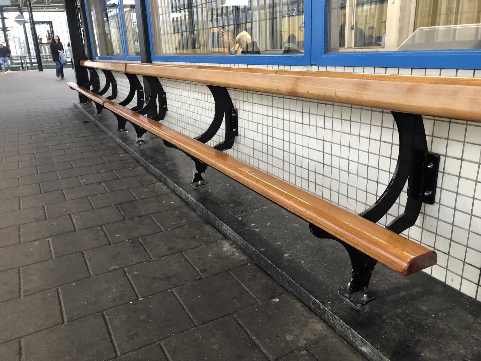 iPhone 8 back camera 3.99mm f/1.8 sample photo. Eindhoven, station, wait photography