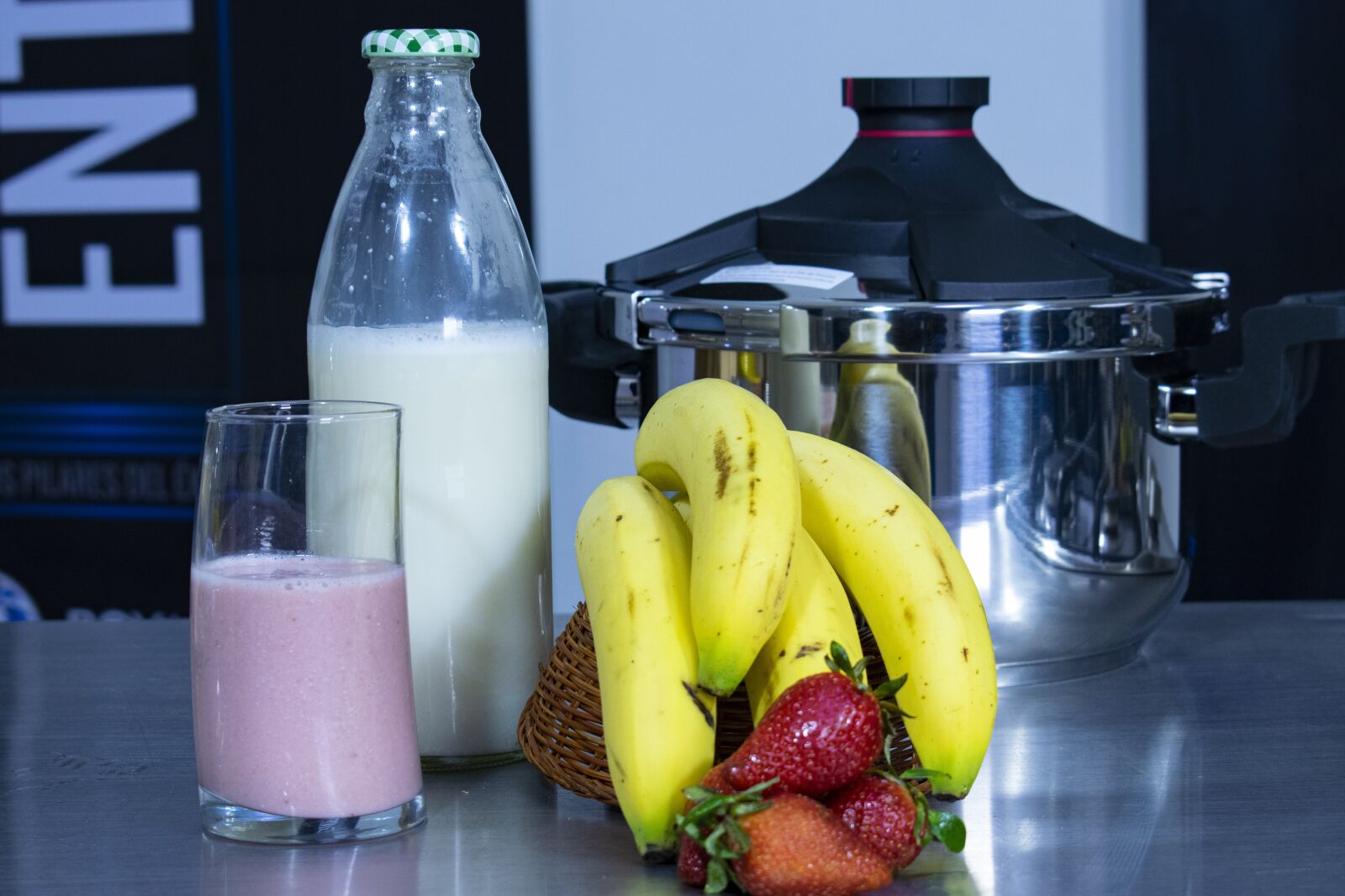 Nikon D3300 sample photo. Malteada, fresa, banano photography