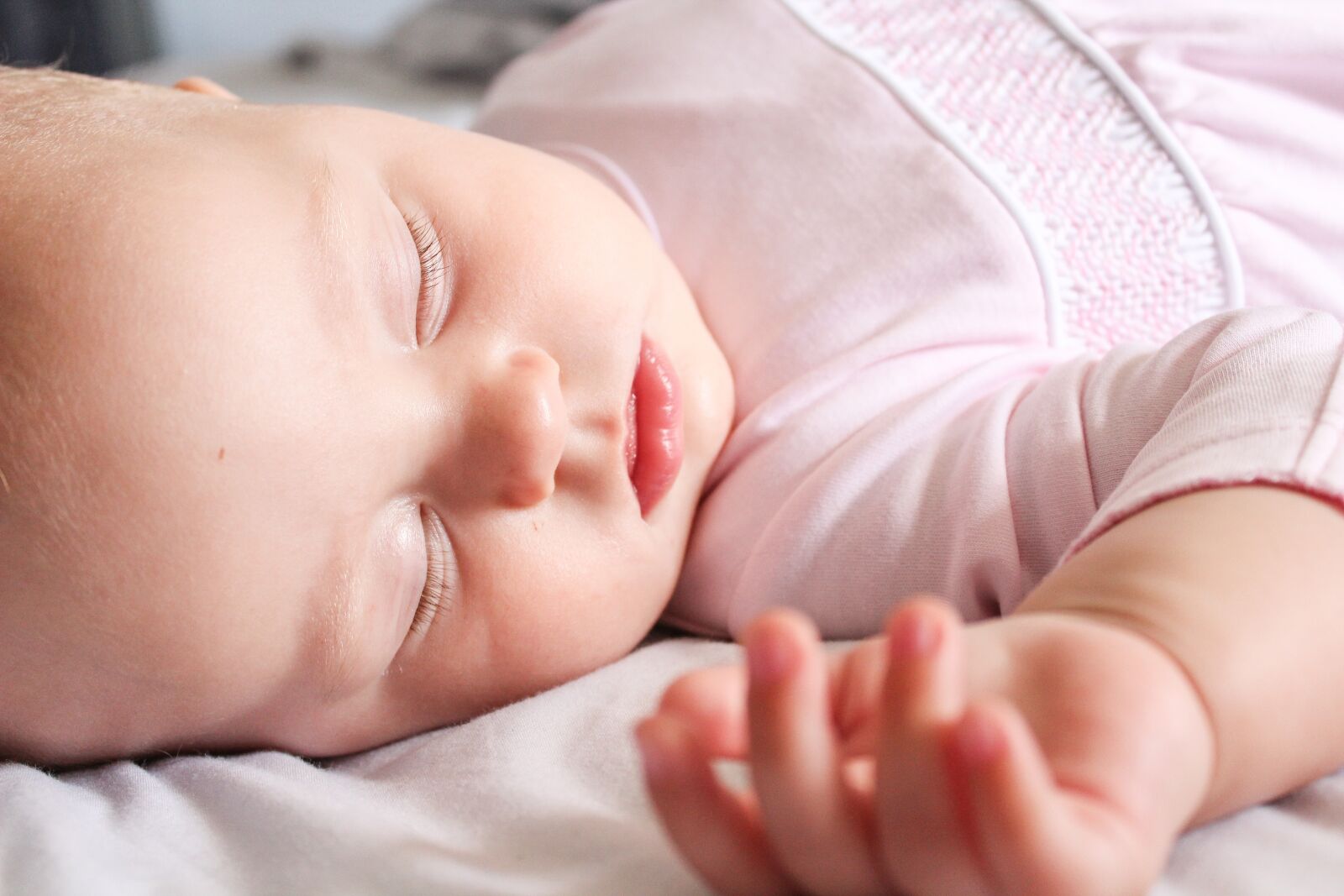 Canon EOS 1300D (EOS Rebel T6 / EOS Kiss X80) sample photo. Baby, newborn, bed photography