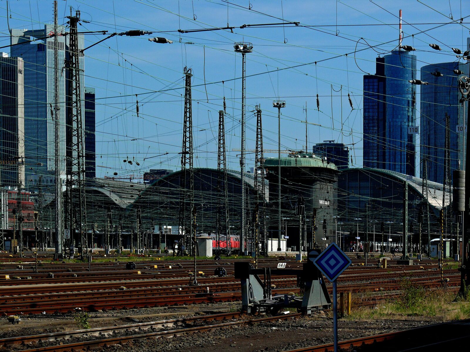 Leica V-LUX 1 sample photo. Railway station, gleise, skyline photography
