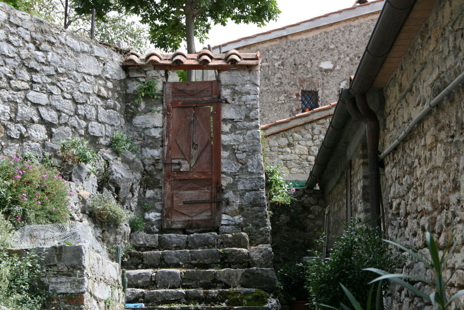 Canon EOS 400D (EOS Digital Rebel XTi / EOS Kiss Digital X) sample photo. Tuscany, stone wall, facade photography