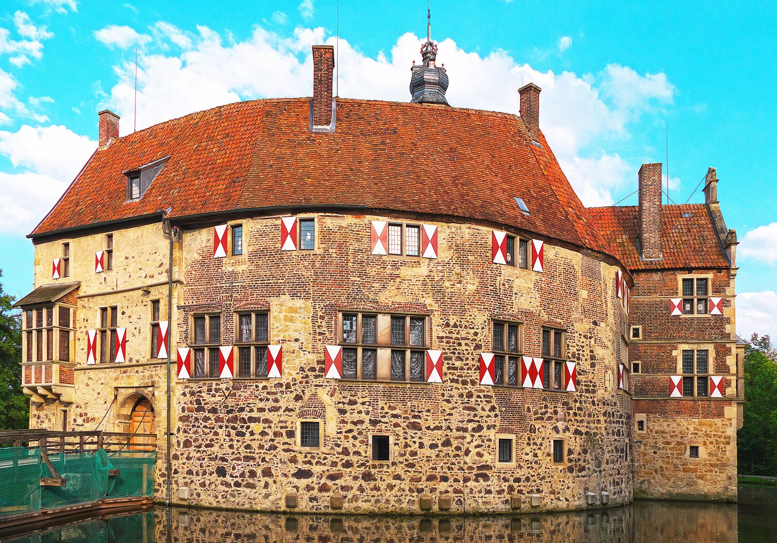 Panasonic Lumix DMC-FZ1000 sample photo. Castle, moated castle, moat photography