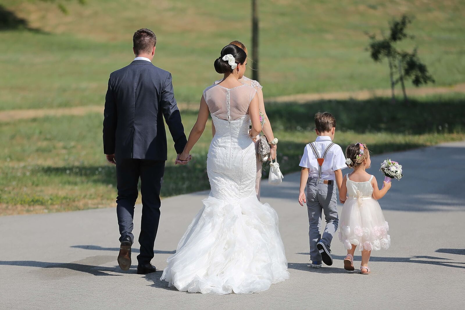 Canon EOS 5D Mark III sample photo. Bride, groom, wedding, family photography