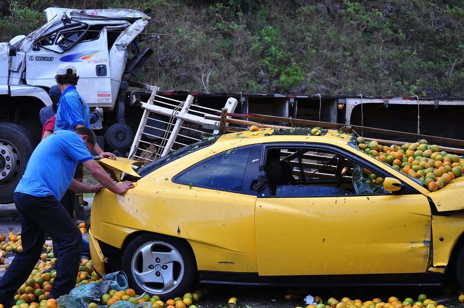Nikon D90 sample photo. Accident, car, vehicle photography