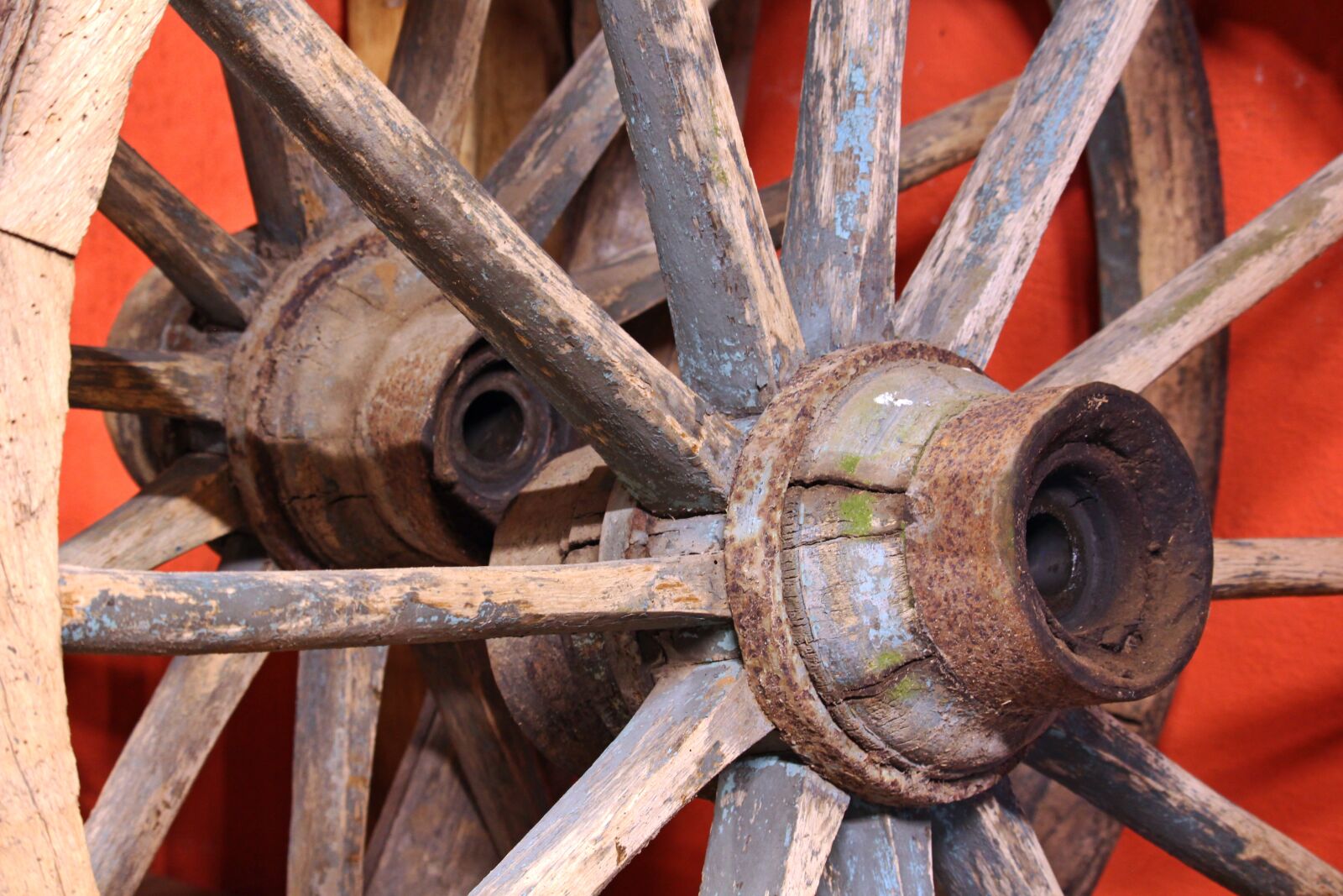 Canon EF-S 55-250mm F4-5.6 IS STM sample photo. Wooden wheel, old wooden photography