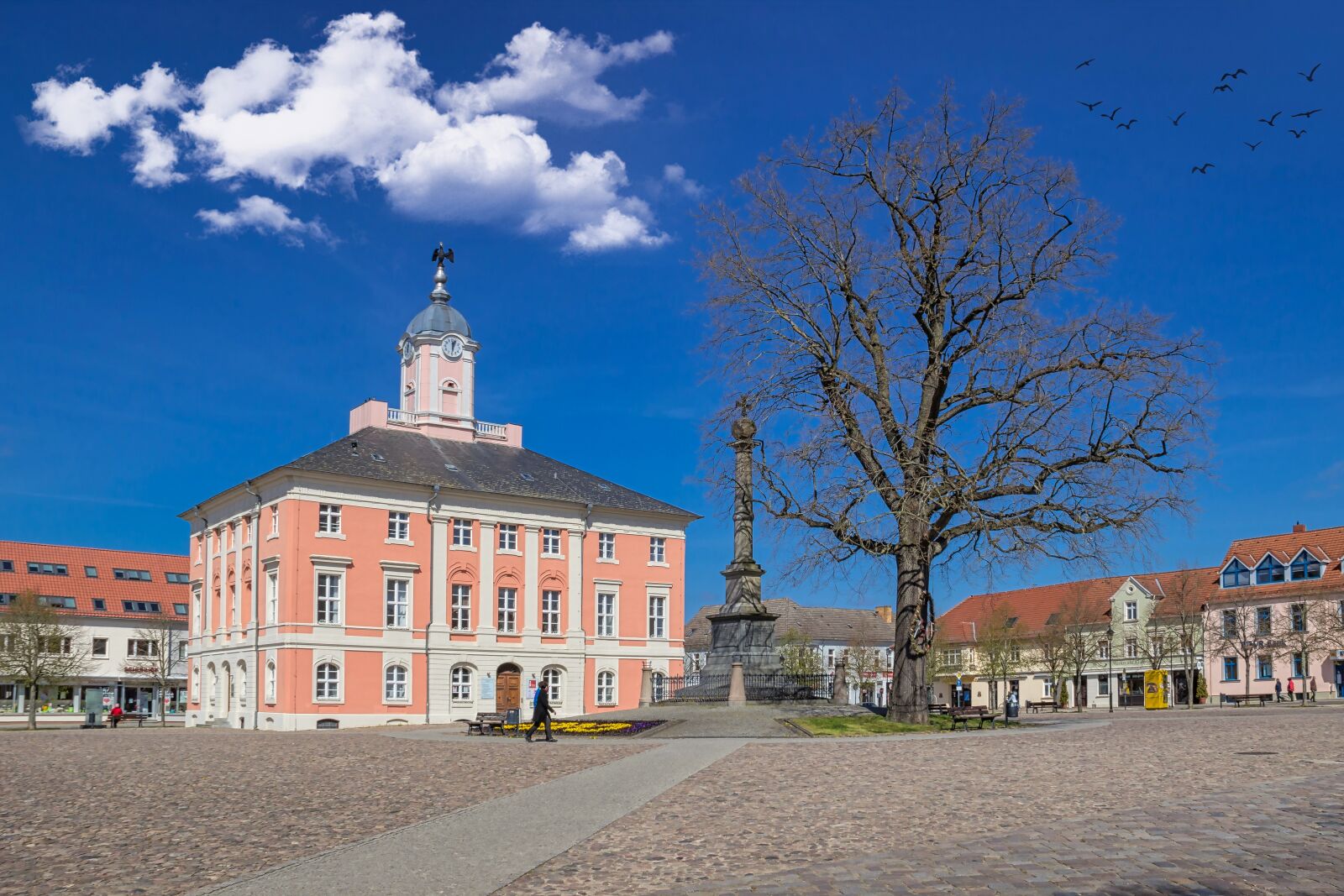 Canon EOS 600D (Rebel EOS T3i / EOS Kiss X5) sample photo. Marketplace, templin, town hall photography