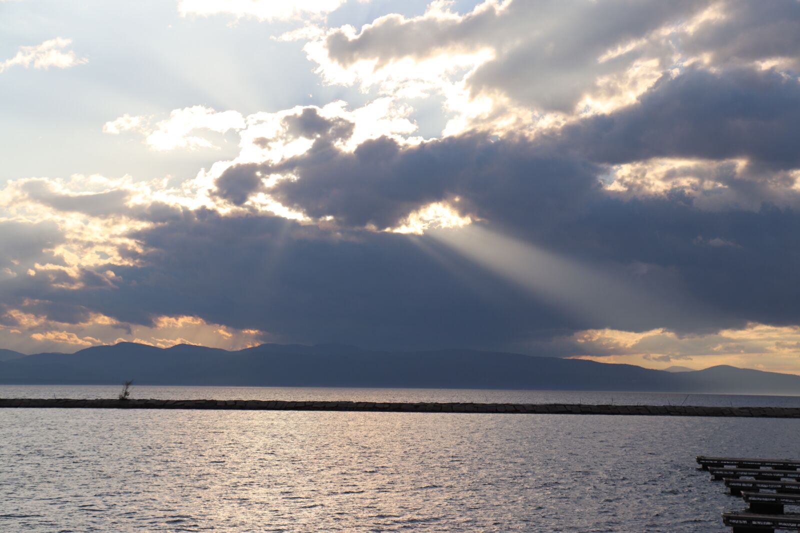 Canon EOS 800D (EOS Rebel T7i / EOS Kiss X9i) + Canon EF-S 18-135mm F3.5-5.6 IS STM sample photo. Sun, sky, lake photography