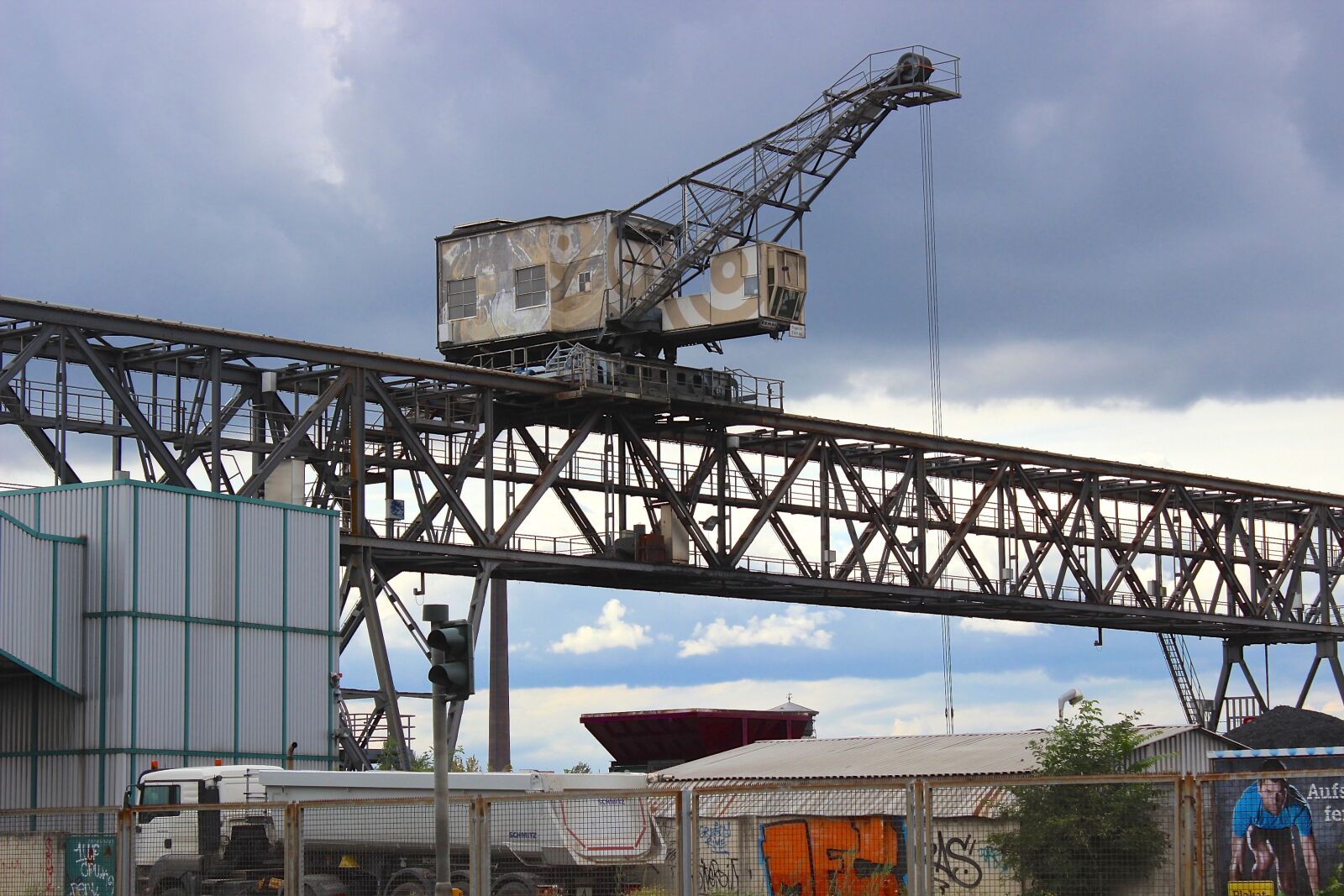 Canon EOS 600D (Rebel EOS T3i / EOS Kiss X5) sample photo. Crane, port, industry photography