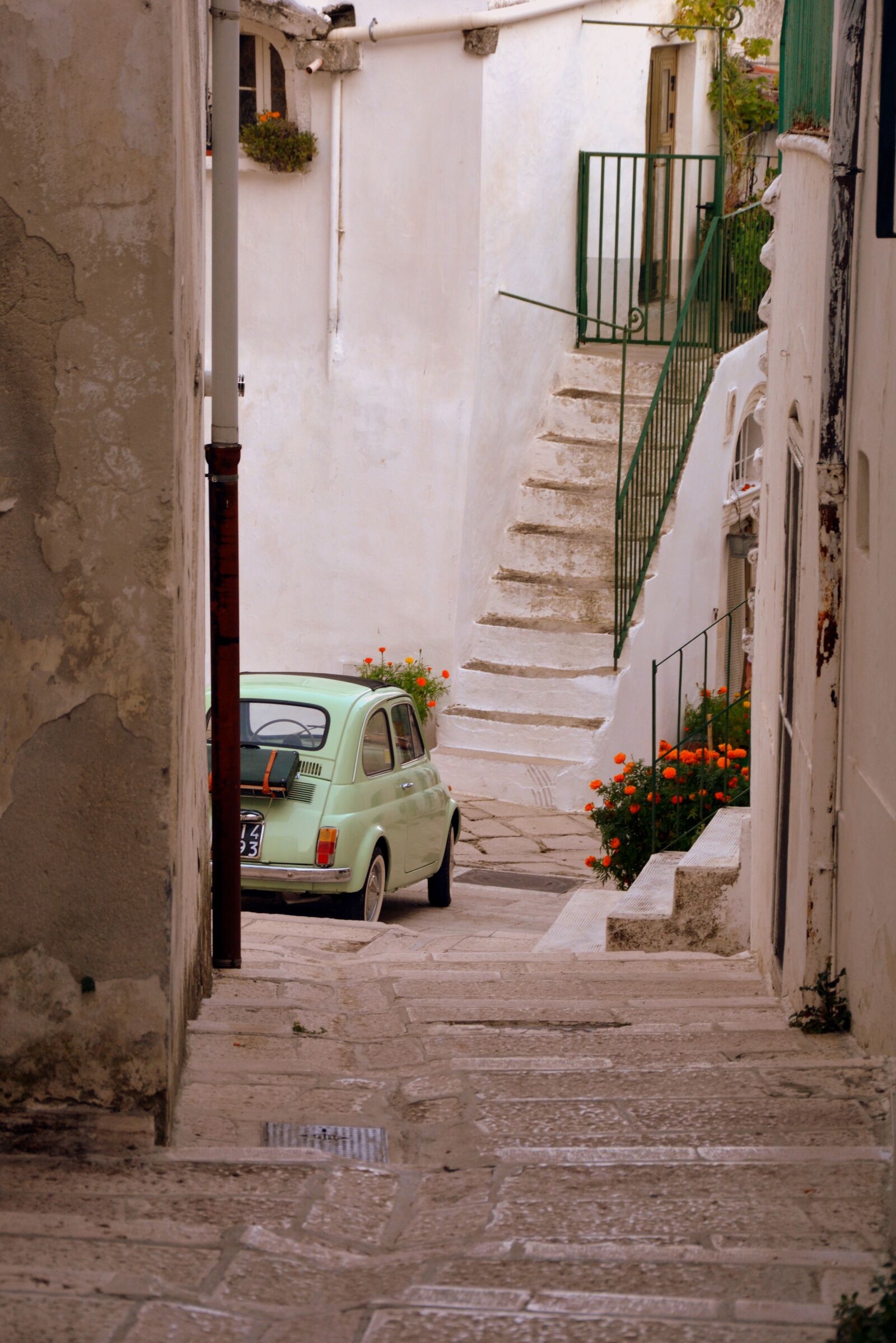 Nikon D7100 sample photo. Alley, vintage car, staircase photography