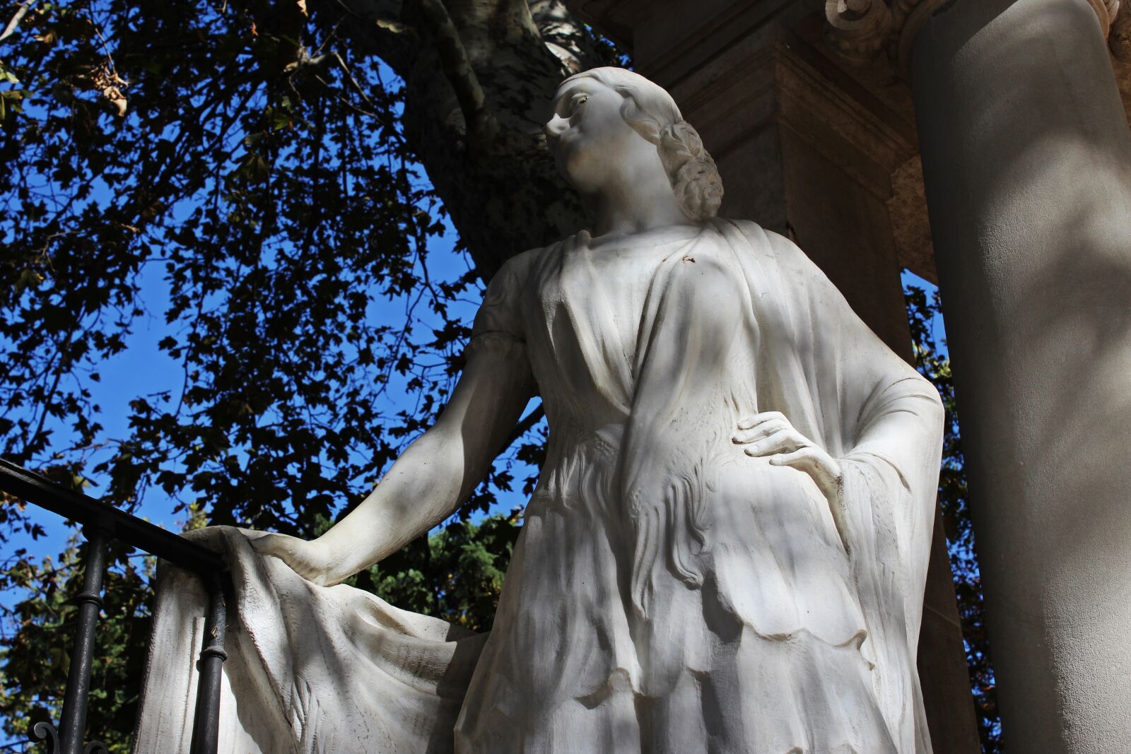 Canon EOS 1200D (EOS Rebel T5 / EOS Kiss X70 / EOS Hi) sample photo. Woman thinking, sculpture, monument photography