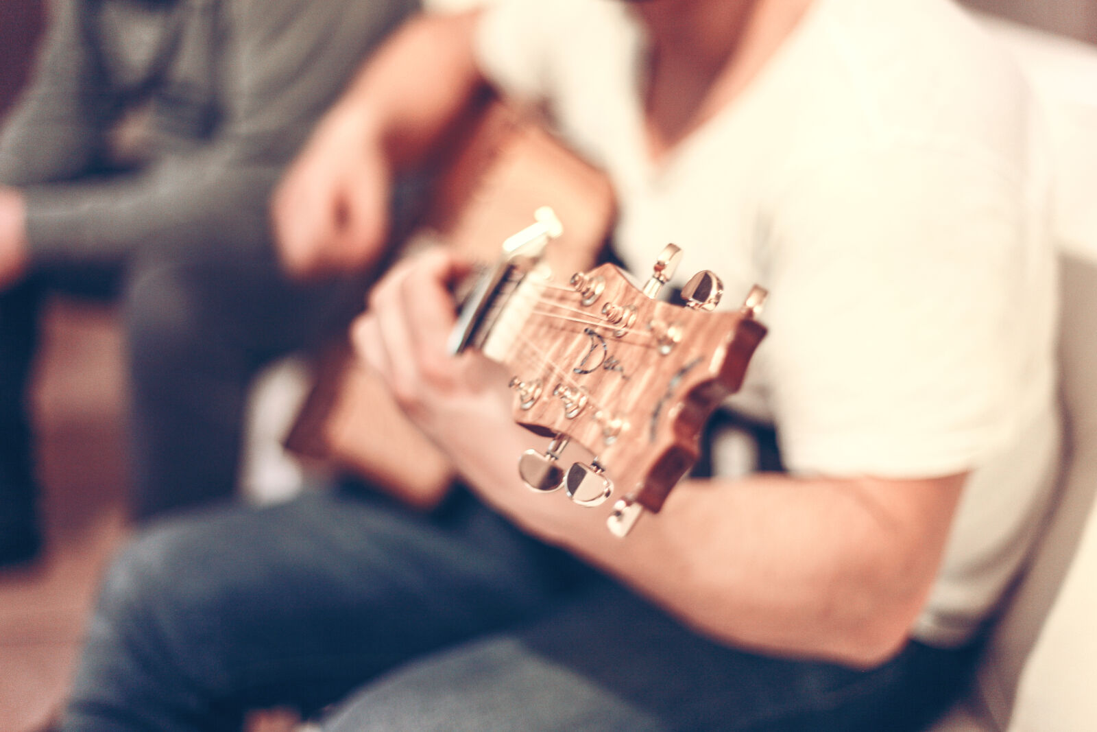 Canon EOS 5D Mark II sample photo. Guitar, man, music, music photography
