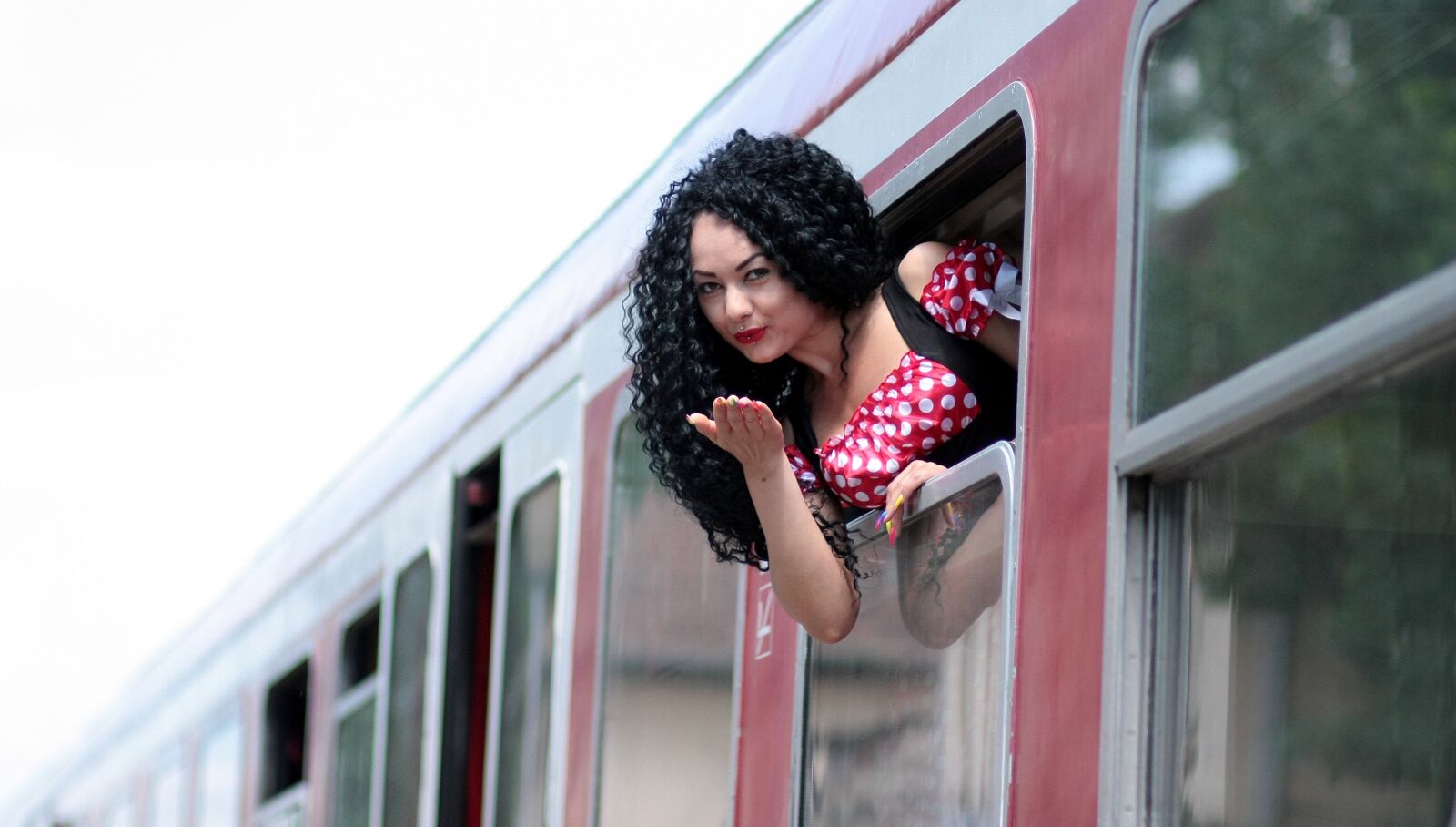 Canon EOS 450D (EOS Rebel XSi / EOS Kiss X2) sample photo. Girl, train, departure photography