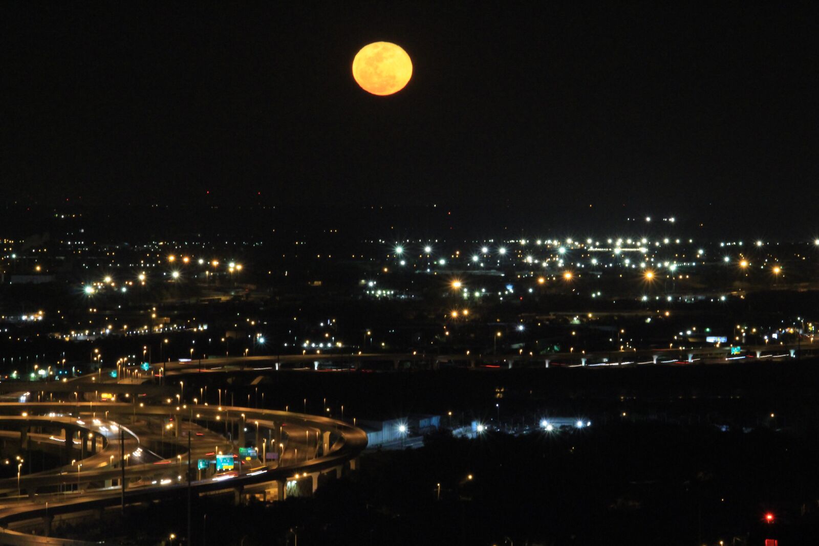 Canon EOS 700D (EOS Rebel T5i / EOS Kiss X7i) sample photo. Nightlife, moon, cityscape photography