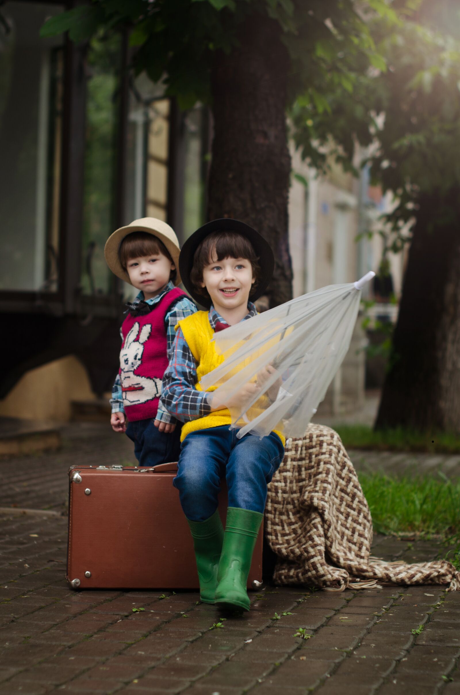 Nikon D5100 sample photo. Suitcase, rain, street photography