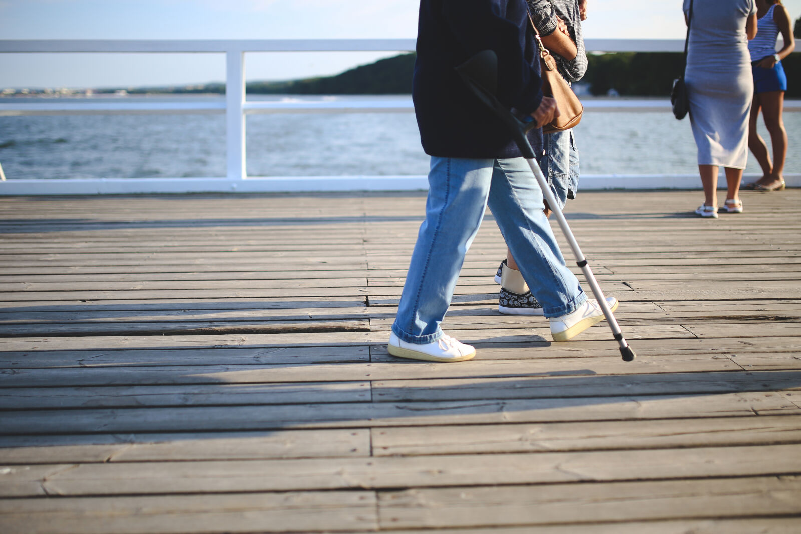 Canon EOS 6D + Sigma 35mm F1.4 DG HSM Art sample photo. Woman, with, a, crutch photography