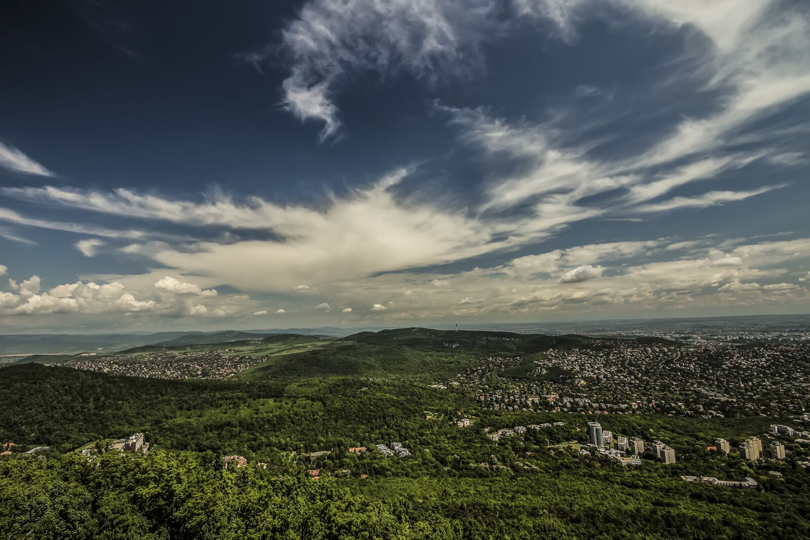 Canon EOS 700D (EOS Rebel T5i / EOS Kiss X7i) sample photo. City, clouds, landscape photography