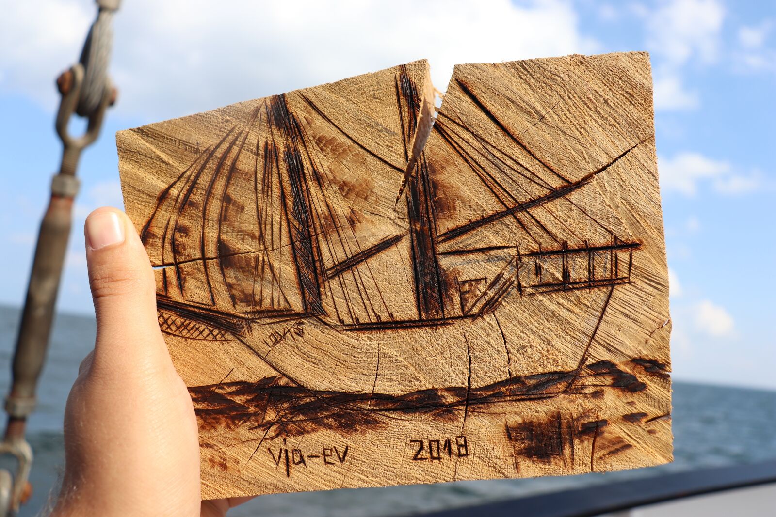 Canon EOS 200D (EOS Rebel SL2 / EOS Kiss X9) sample photo. Ship, woodcut, wood photography