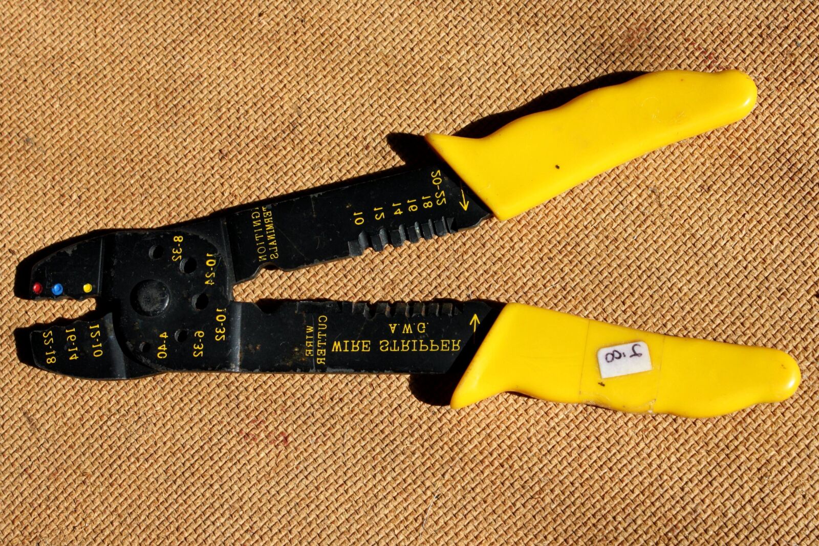 f/3.5-5.6 IS sample photo. Wire pliers, electrical pliers photography