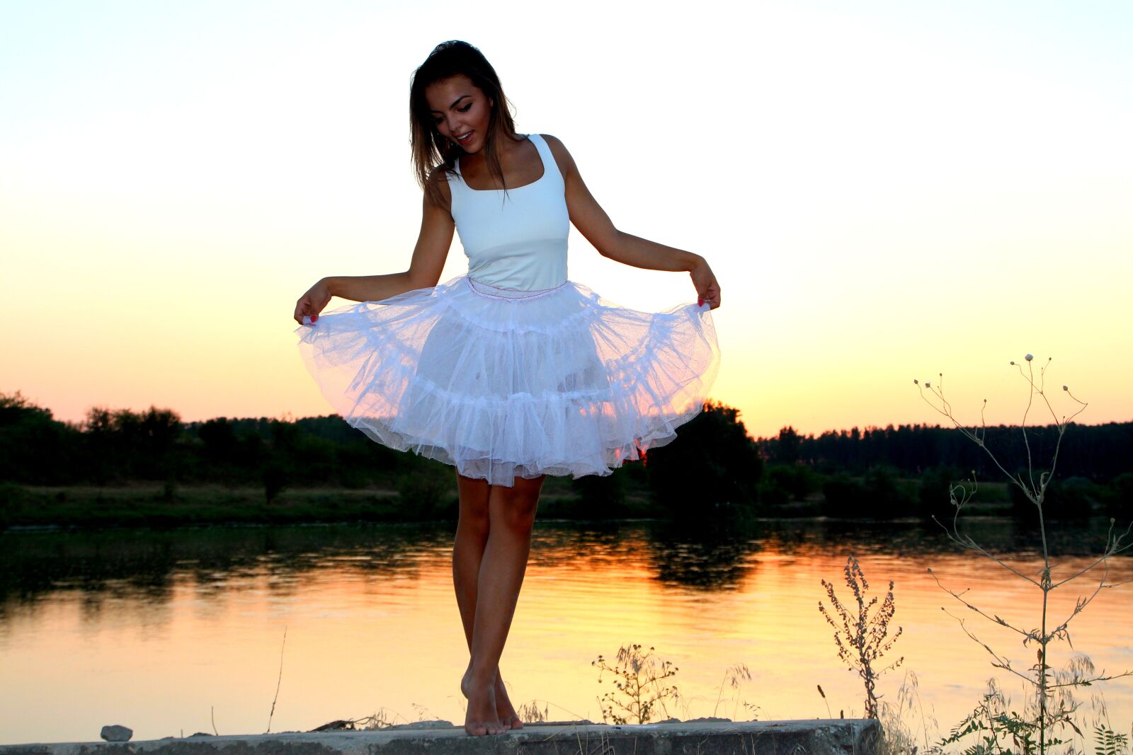 Canon EOS 700D (EOS Rebel T5i / EOS Kiss X7i) sample photo. Girl, sunset, lake photography