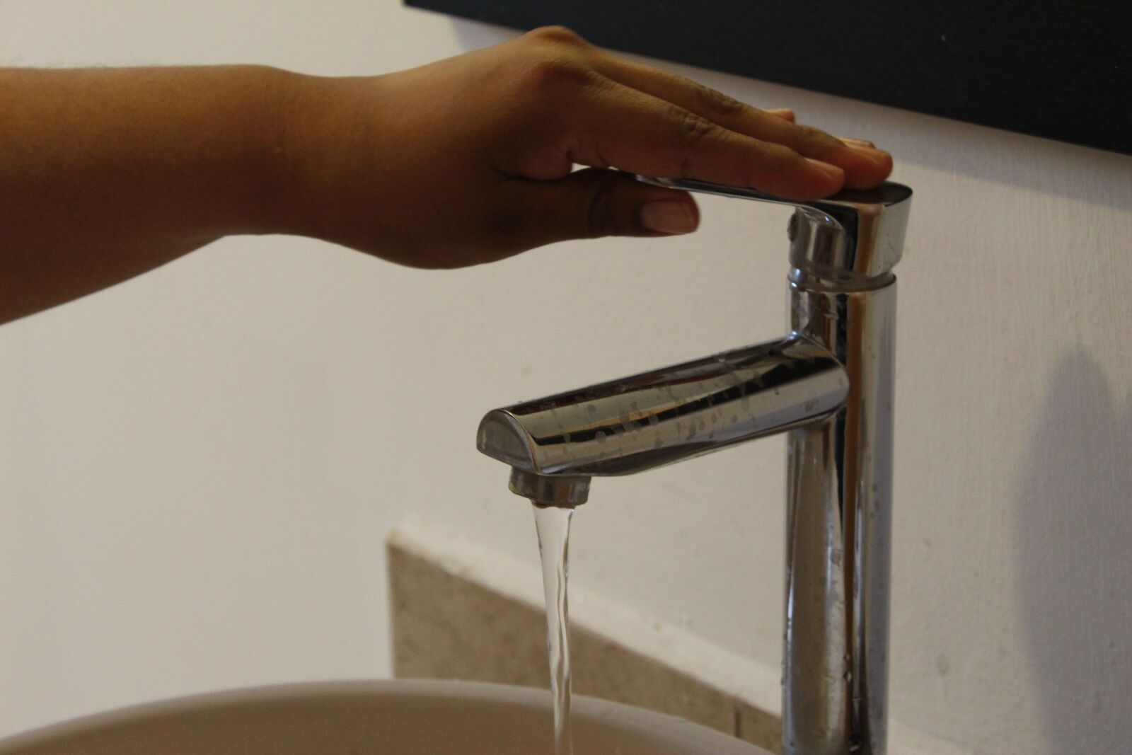 Canon EOS 1300D (EOS Rebel T6 / EOS Kiss X80) sample photo. Water, tap, hand photography