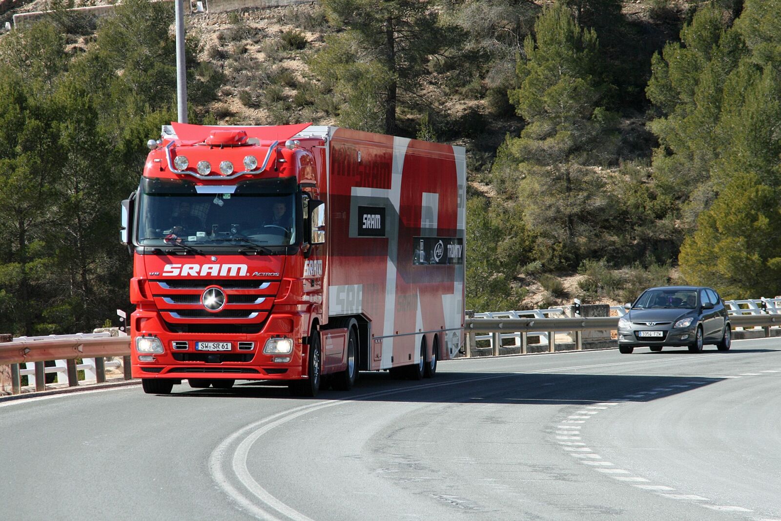Canon EOS 400D (EOS Digital Rebel XTi / EOS Kiss Digital X) sample photo. Camion, dual carriageway, roar photography