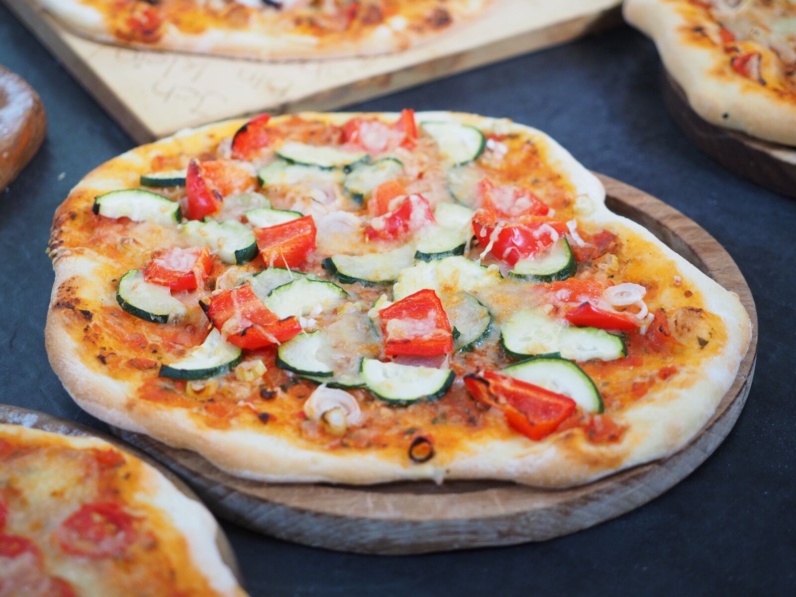 Olympus OM-D E-M1 + Olympus M.Zuiko Digital ED 12-40mm F2.8 Pro sample photo. Pizza, nutrition, eat photography