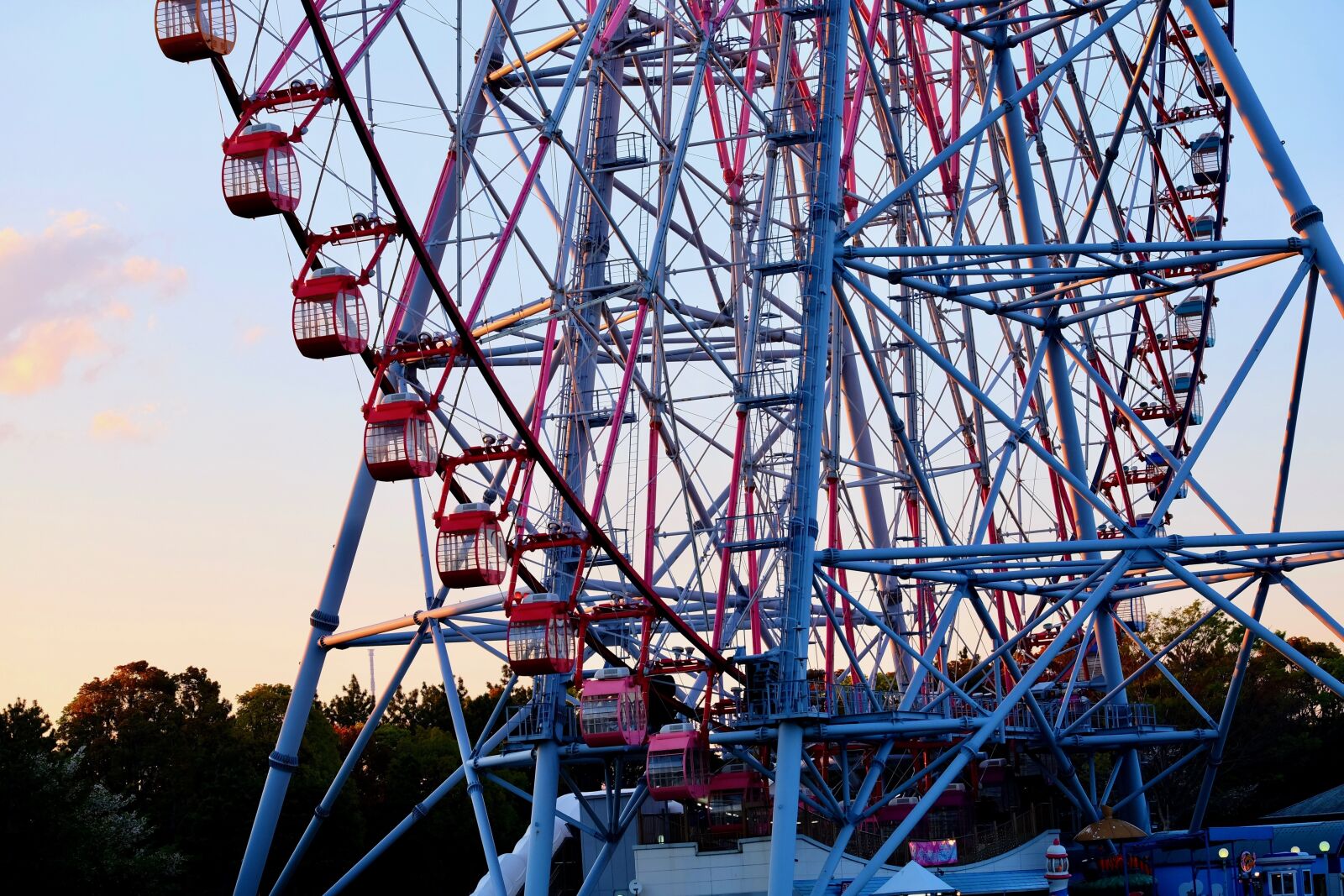 Fujifilm XF 55-200mm F3.5-4.8 R LM OIS sample photo. Ferris wheel, park, sunset photography