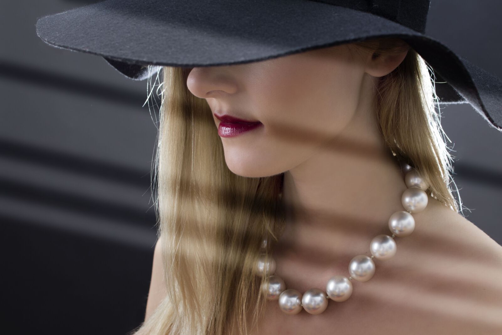 Canon EOS 600D (Rebel EOS T3i / EOS Kiss X5) sample photo. Woman, hat, pearls photography