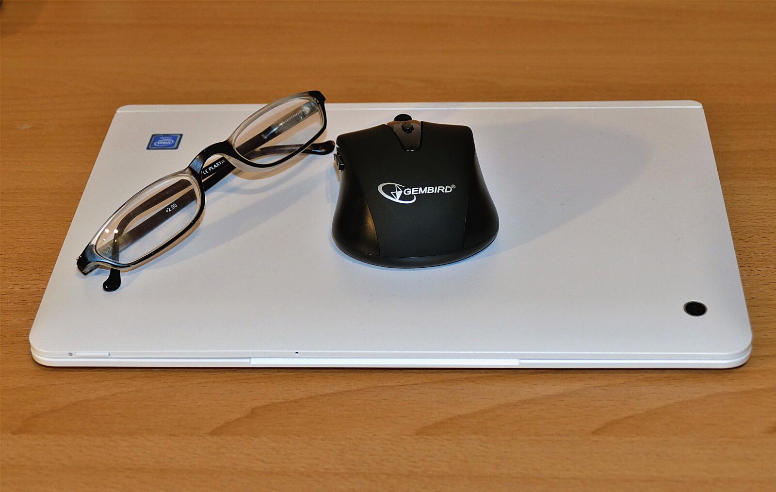 Panasonic Lumix DMC-FZ1000 sample photo. Laptop, glasses, pc mouse photography