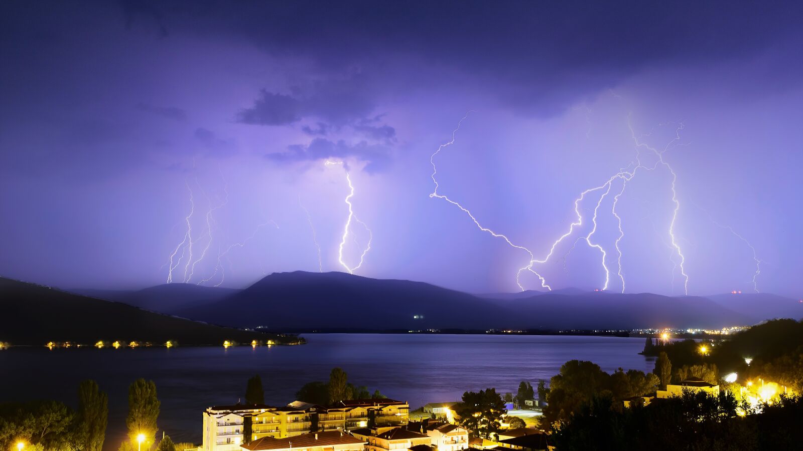 Tamron SP 24-70mm F2.8 Di VC USD sample photo. Thunders, weather, lightning photography