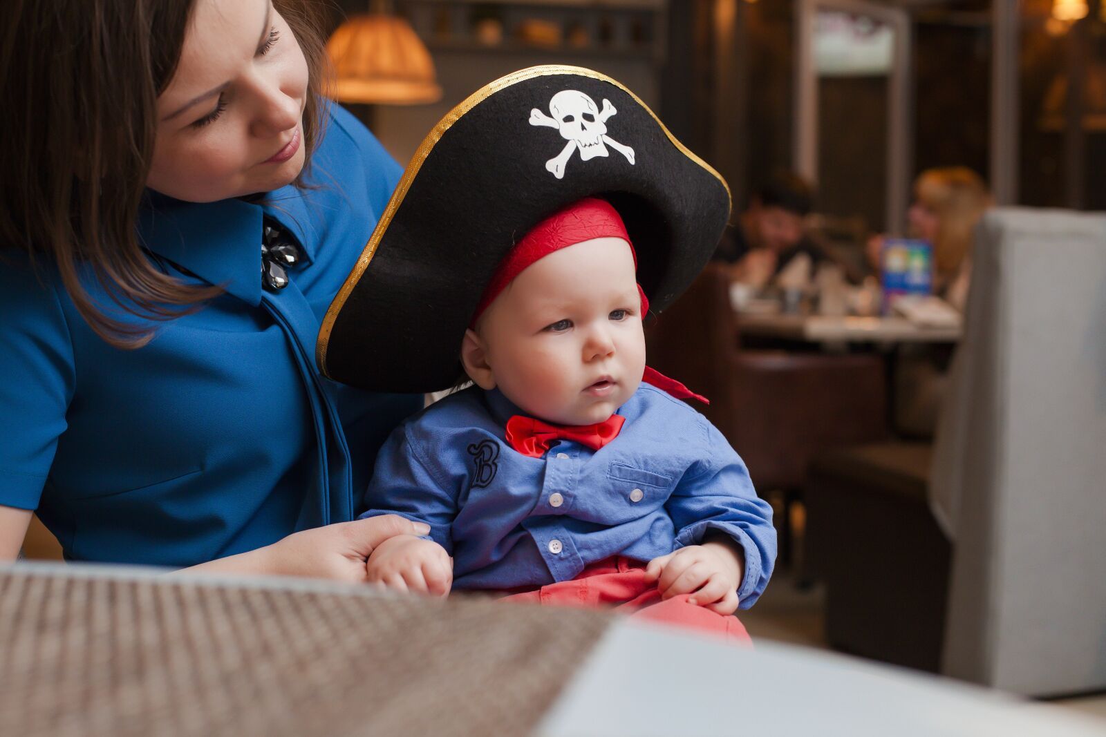 Canon EF 50mm F1.4 USM sample photo. Kid with mom, pirate photography
