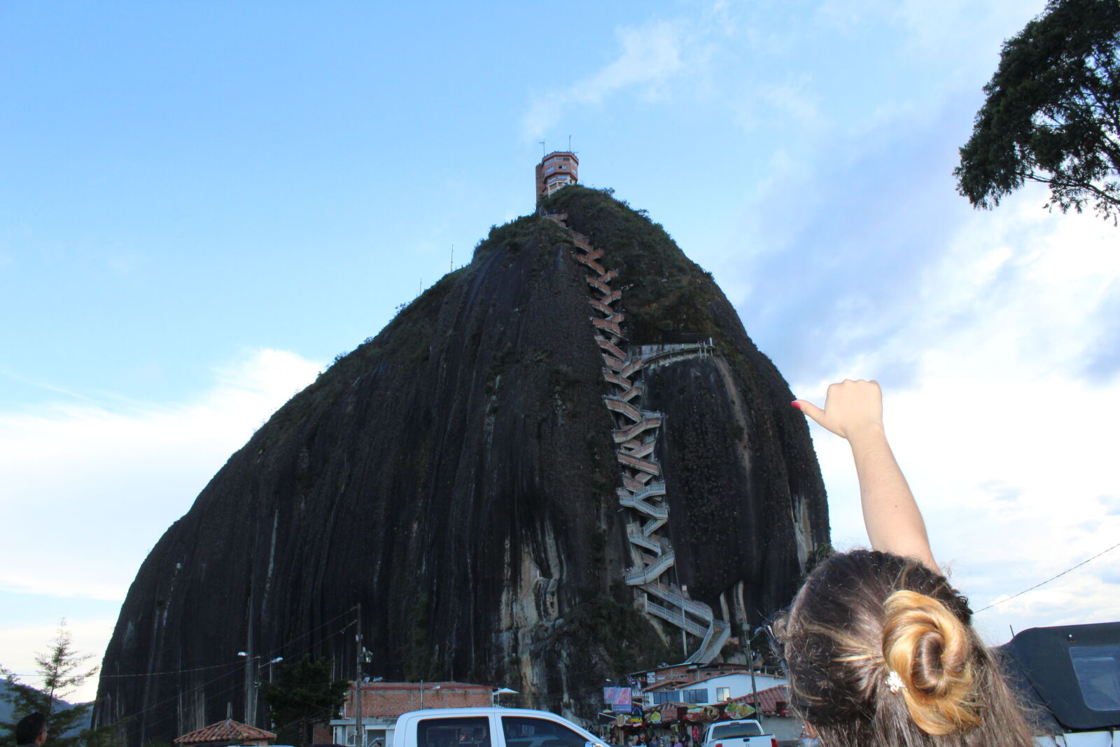 Canon EOS 1300D (EOS Rebel T6 / EOS Kiss X80) sample photo. Cool, girl, guatape, monolito photography