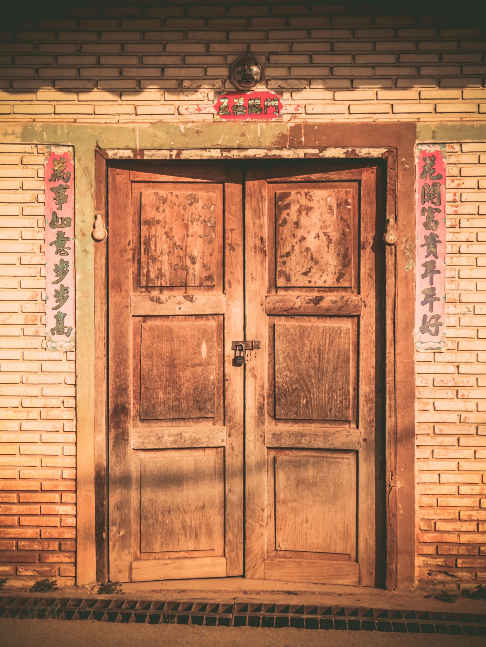 Canon EOS M sample photo. Door, wood, old house photography