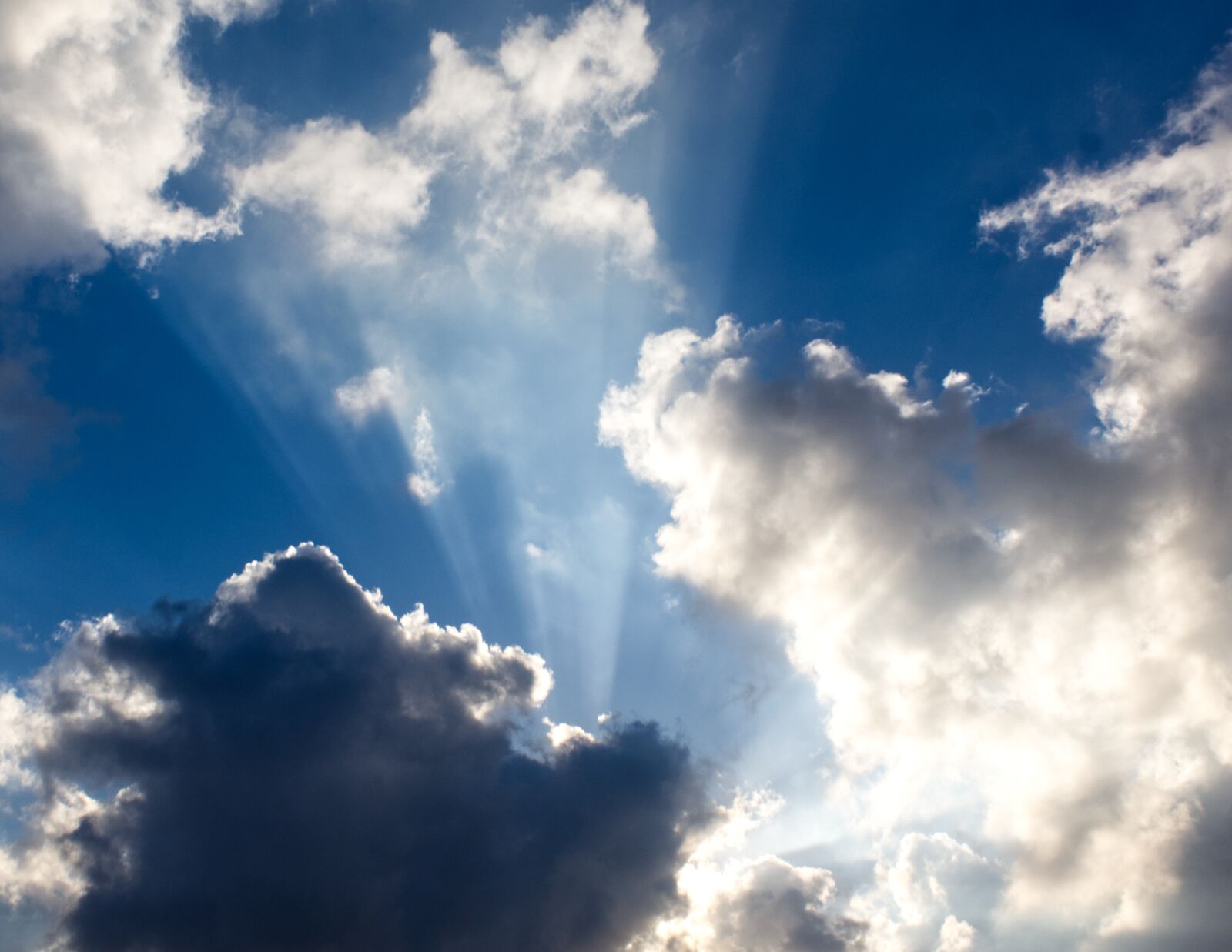 Canon EOS 1300D (EOS Rebel T6 / EOS Kiss X80) sample photo. Sun, rays, clouds photography