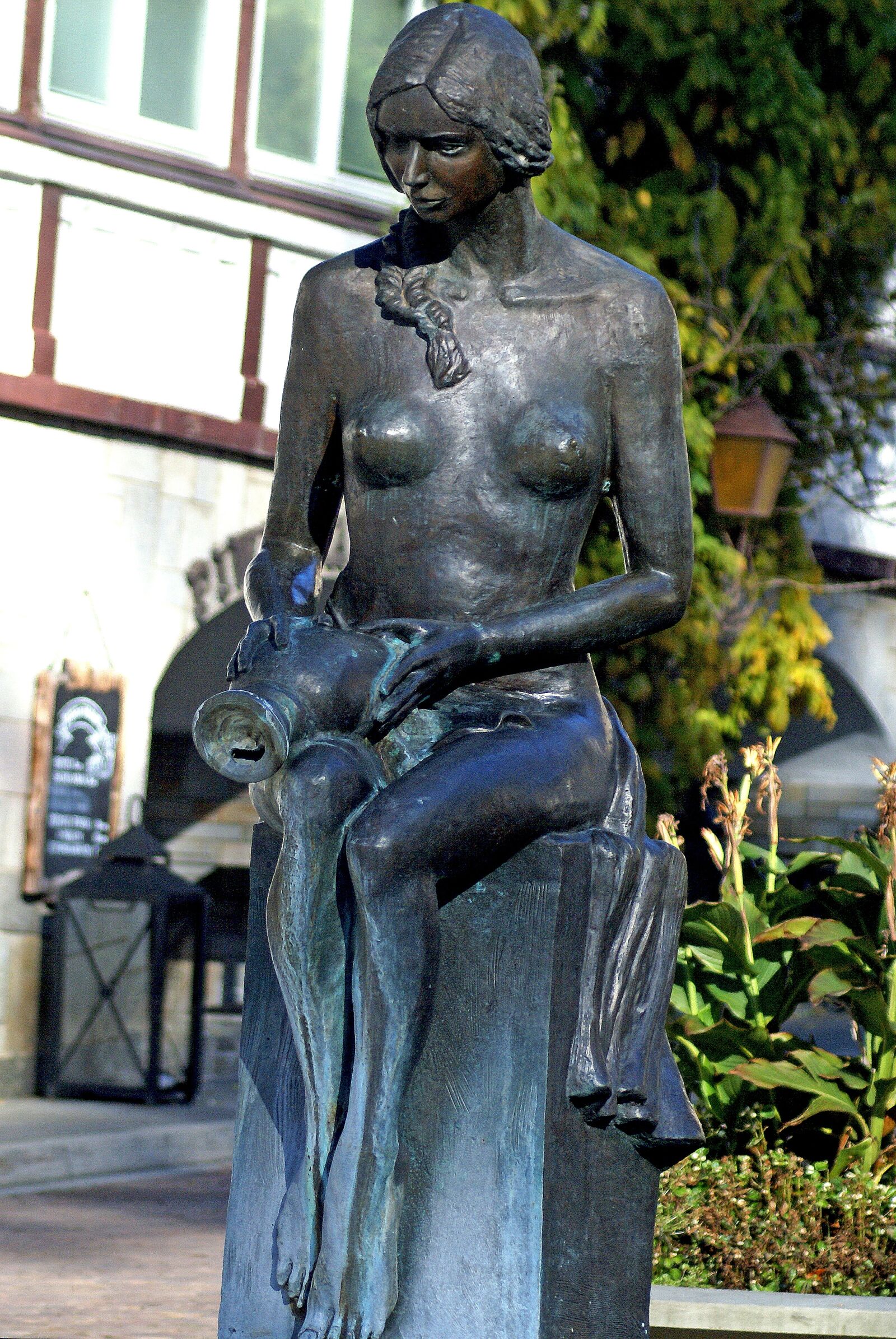 Sony Alpha DSLR-A100 sample photo. Monument, girl, youth photography