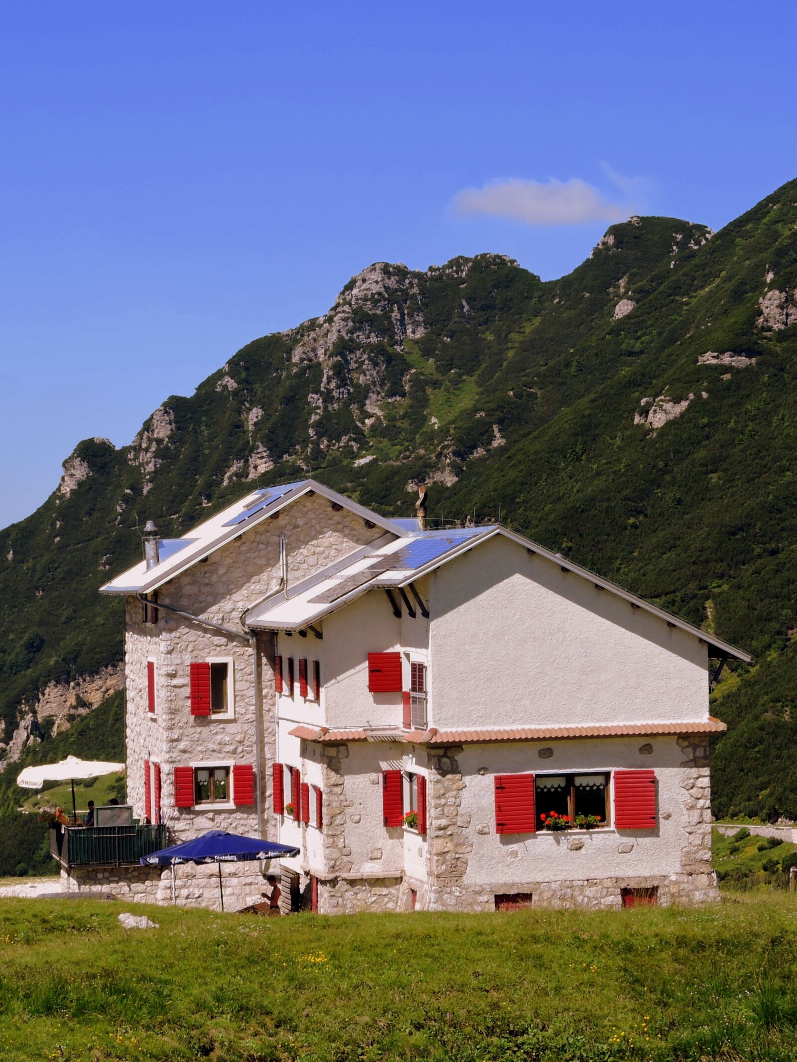 Nikon Coolpix P600 sample photo. Refuge, mountain, prato photography