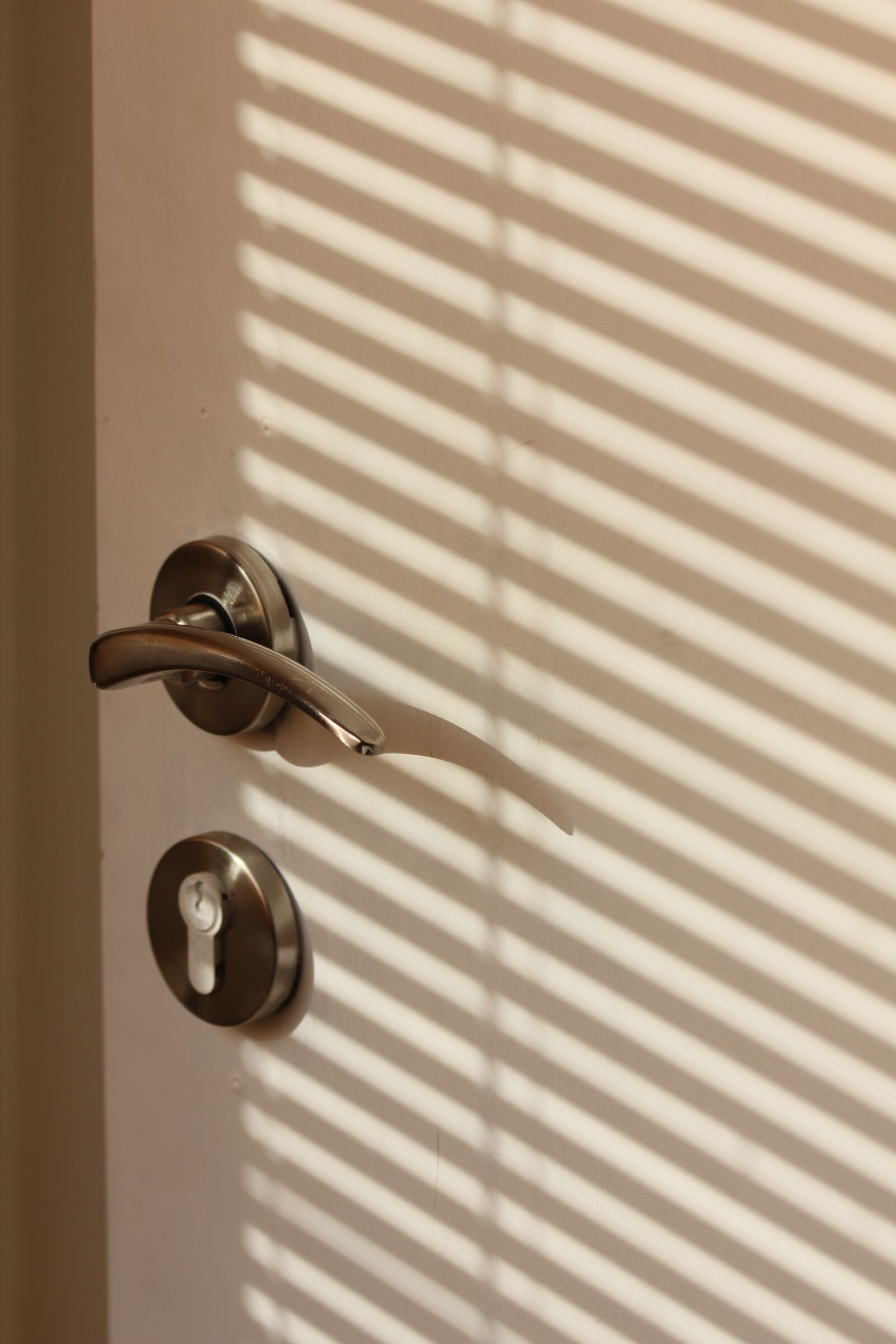 Canon EOS 550D (EOS Rebel T2i / EOS Kiss X4) sample photo. Door, handle, shadow photography