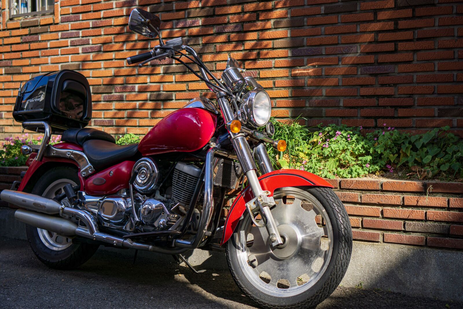 Sony a6000 + Sony E 35mm F1.8 OSS sample photo. Motorcycles, alleys, red photography