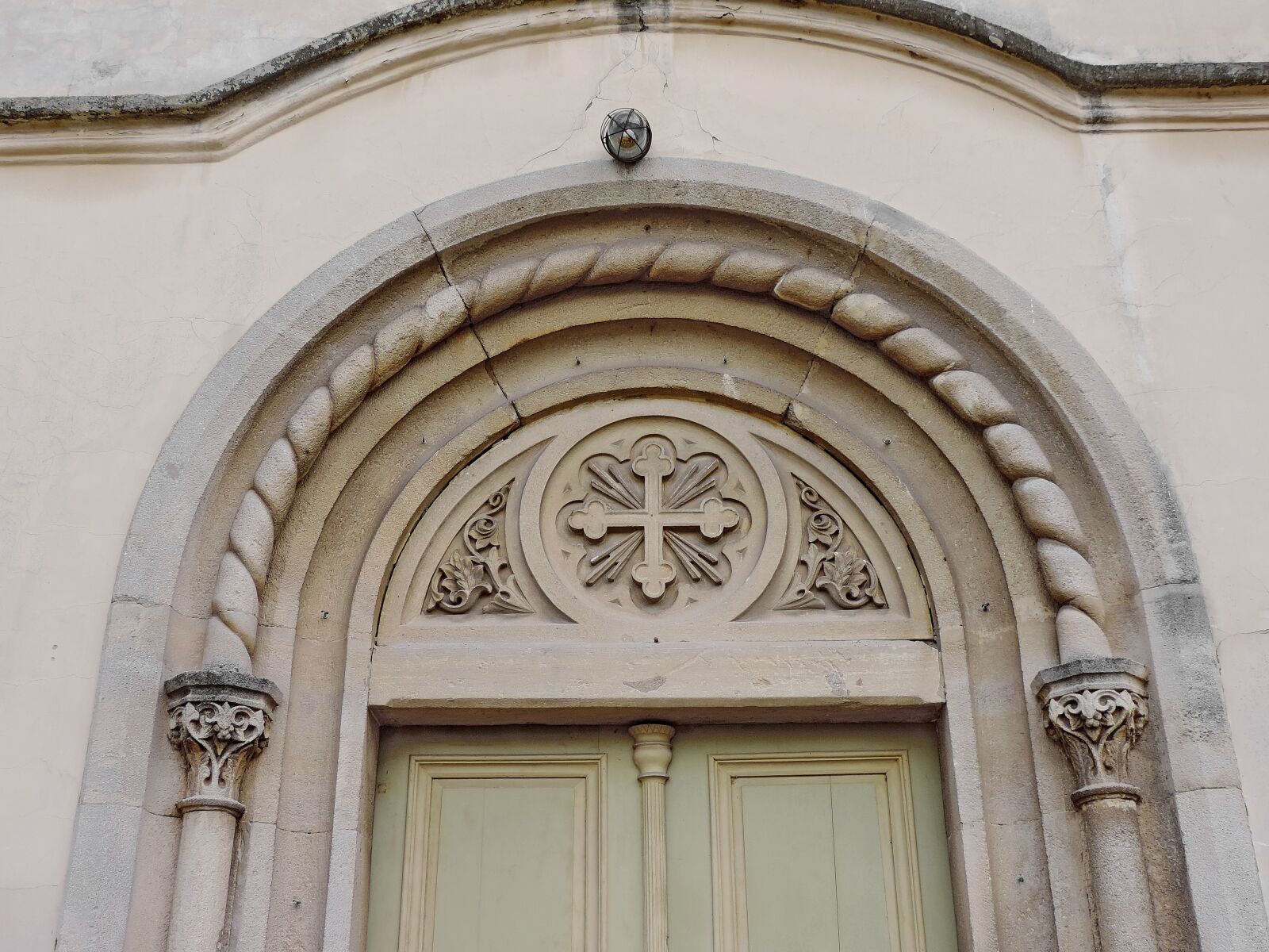 Nikon Coolpix P520 sample photo. Catholic, entrance, front door photography