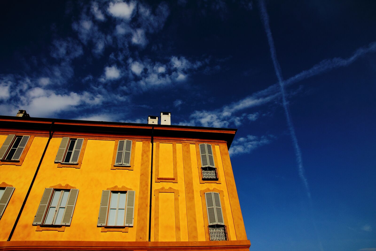 Canon EOS 550D (EOS Rebel T2i / EOS Kiss X4) sample photo. Blue sky, building, clouds photography