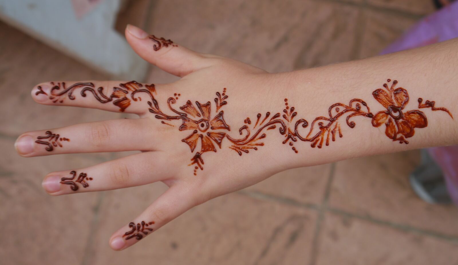 Panasonic Lumix DMC-G3 sample photo. Henna, hand, girl photography
