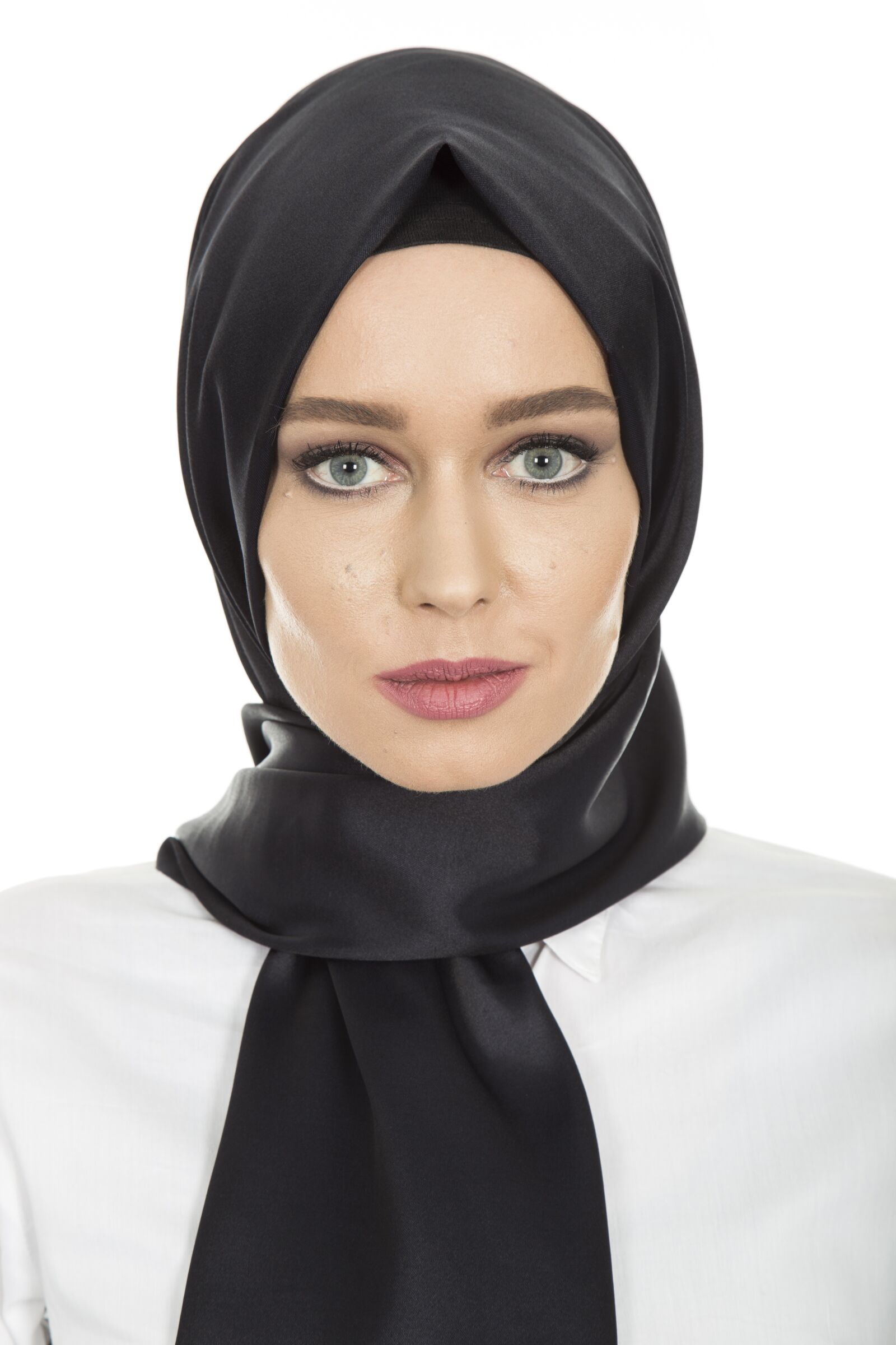 Canon EOS 6D + Canon EF 24-105mm F4L IS USM sample photo. Black, hijab, head cover photography